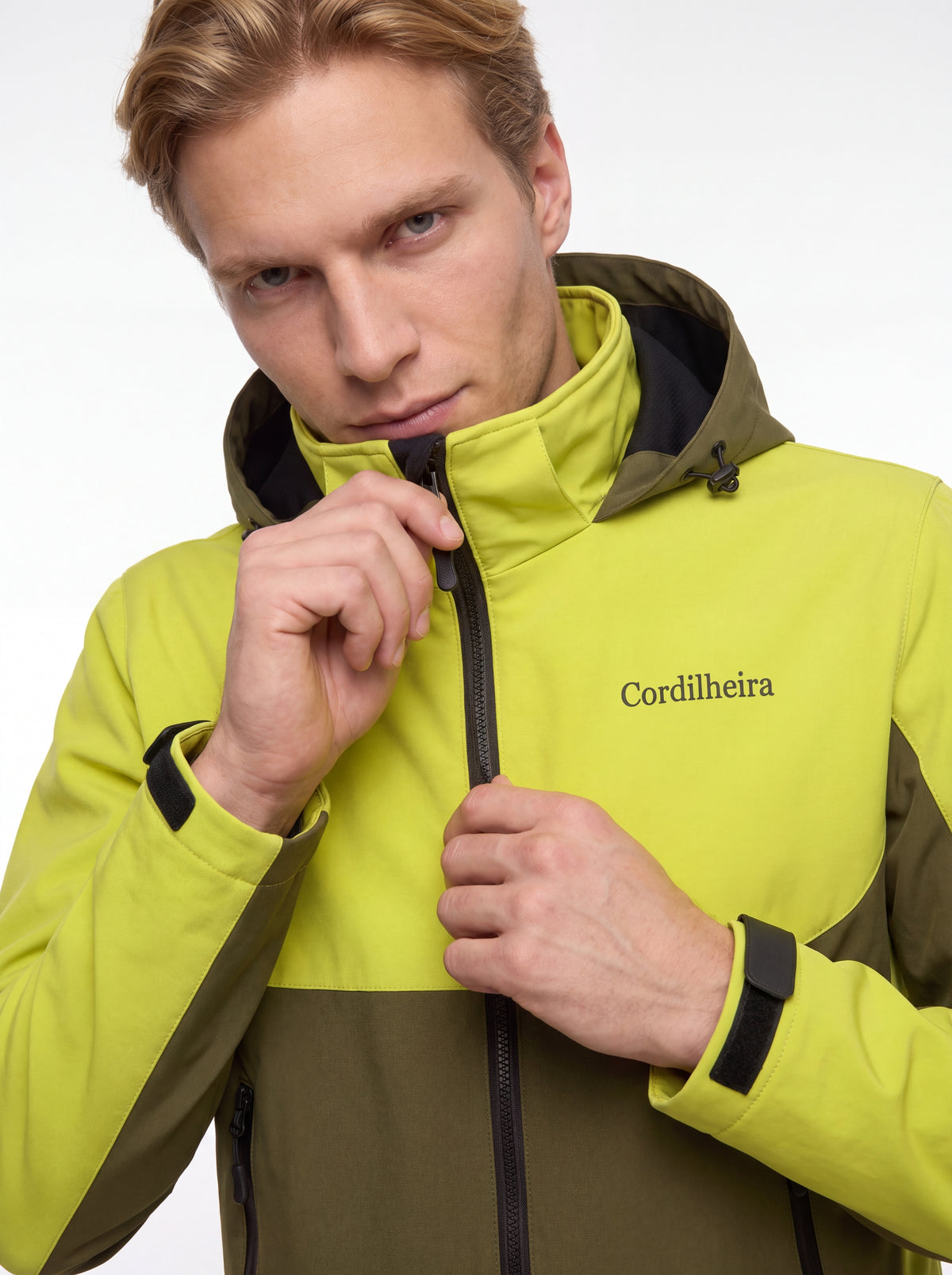 Modelo interagindo com a gola da Jaqueta Cordilheira Strategy Masculina Impermeável, Roupa da Marca Cordilheira com Boa qualidade, resistência e proteção Confiável para uso outdoor.