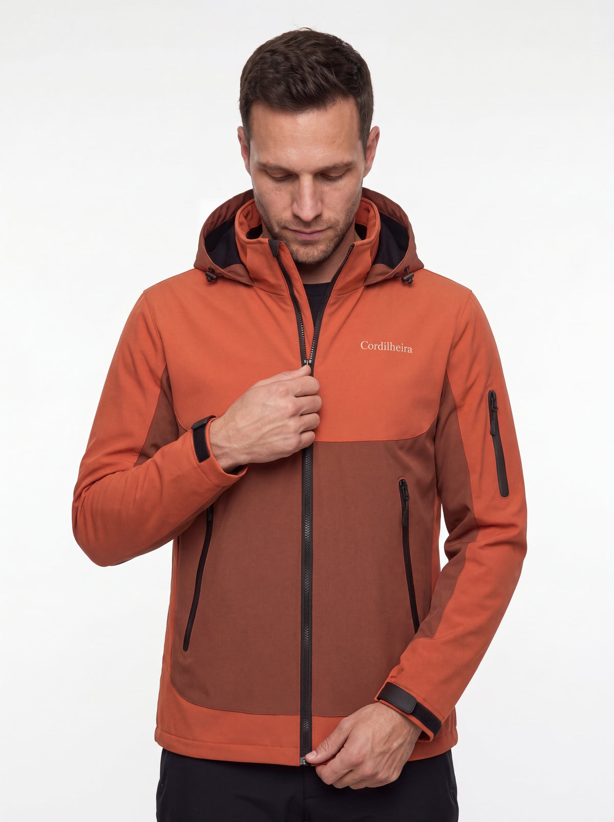 Modelo interagindo com a Jaqueta Cordilheira Strategy Masculina Impermeável, Roupa da Marca Cordilheira com Boa qualidade, resistência e funcionalidade Confiável para atividades ao ar livre.