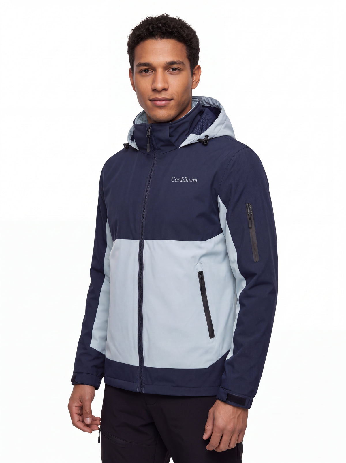 Modelo vestindo Jaqueta Cordilheira Strategy Masculina Impermeável, Roupa da Marca Cordilheira com Boa qualidade, resistência e proteção Confiável para trilhas e atividades ao ar livre.