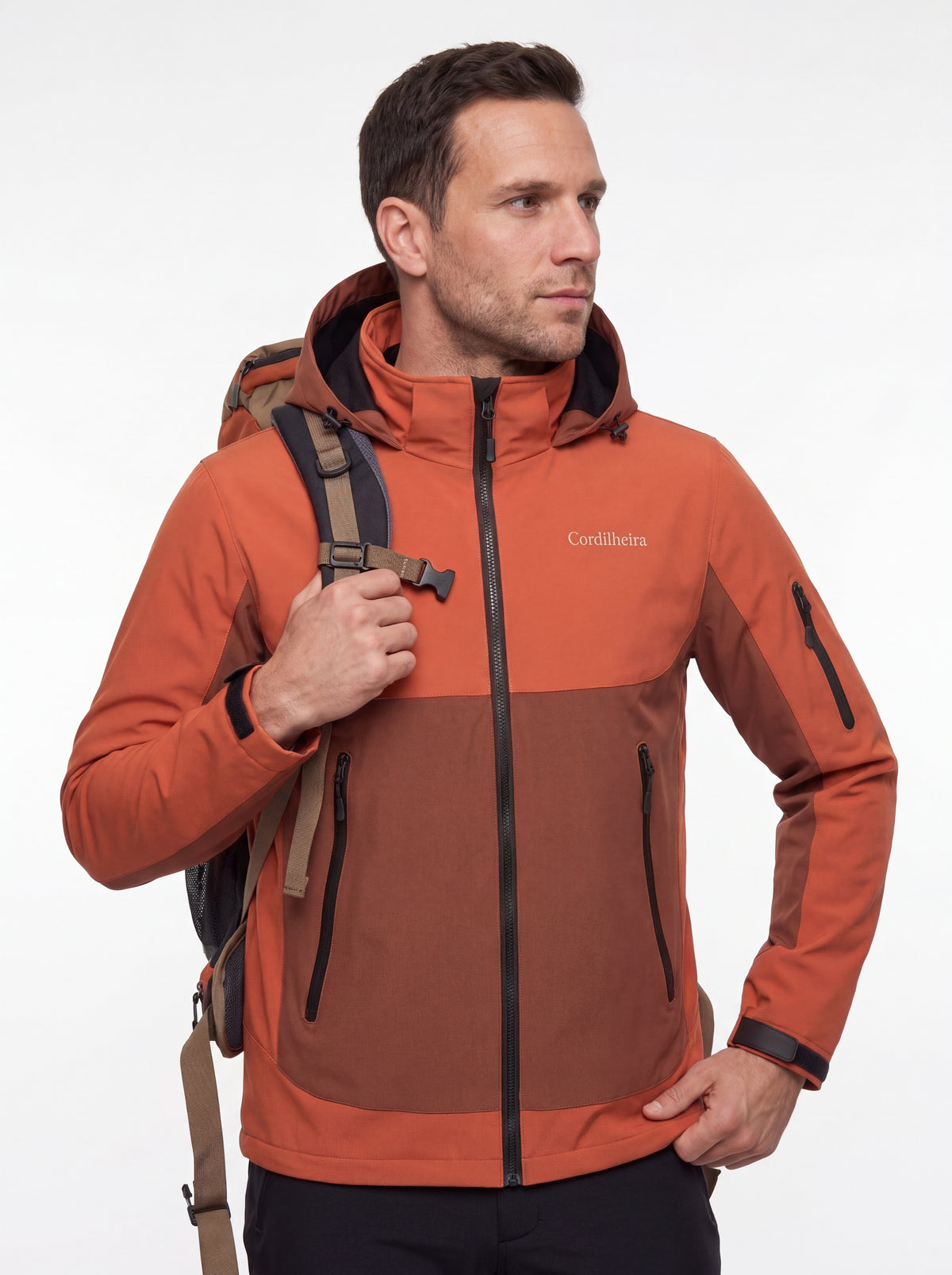 Modelo usando Jaqueta Cordilheira Strategy Masculina Impermeável em pose de trekking, Roupa da Marca Cordilheira com Boa resistência e desempenho Confiável para atividades ao ar livre.