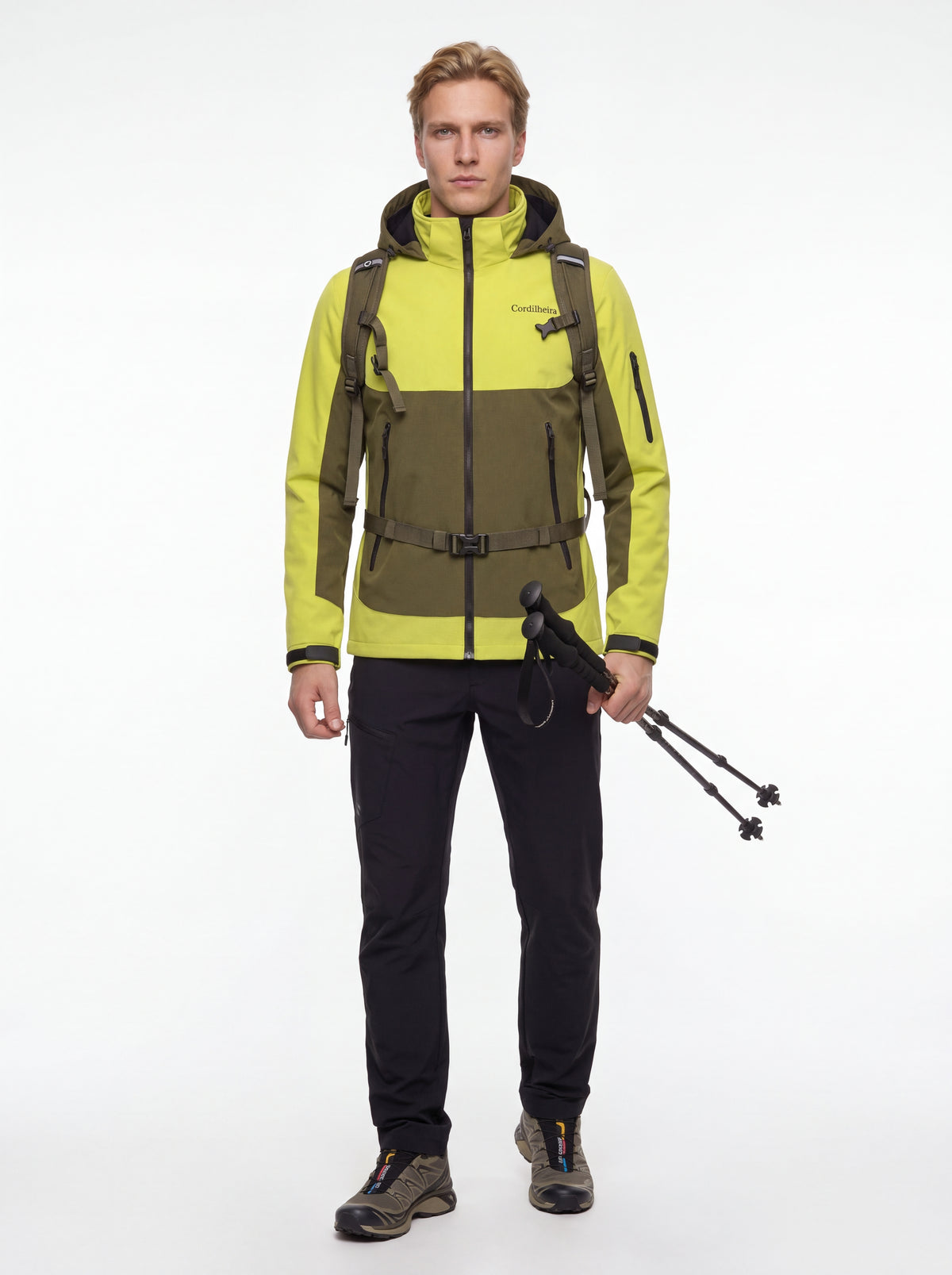 Modelo usando Jaqueta Cordilheira Strategy Masculina Impermeável em proposta trail, Roupa da Marca Cordilheira com Boa resistência, impermeabilidade e proteção Confiável para atividades outdoor.