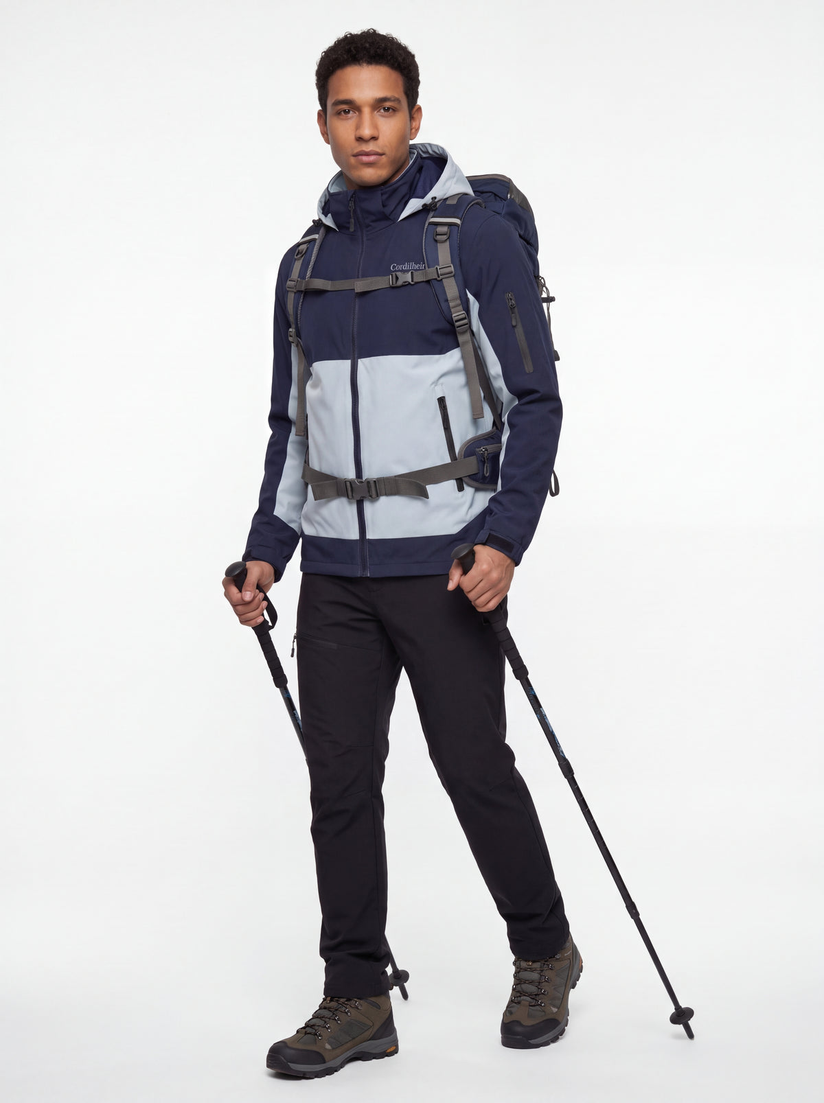 Modelo usando Jaqueta Cordilheira Strategy Masculina Impermeável em proposta trail, Roupa da Marca Cordilheira com Boa resistência, impermeabilidade e proteção Confiável para atividades outdoor.