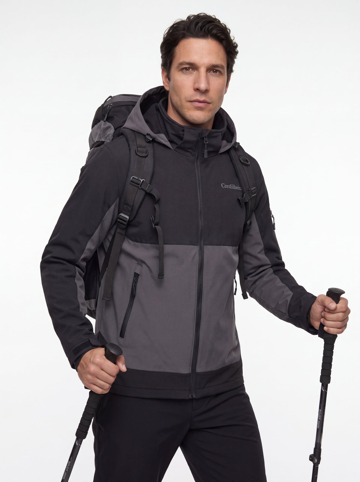 Modelo posando para catálogo de trekking com Jaqueta Cordilheira Strategy Masculina Impermeável, Roupa da Marca Cordilheira com Boa qualidade e desempenho Confiável para atividades outdoor.