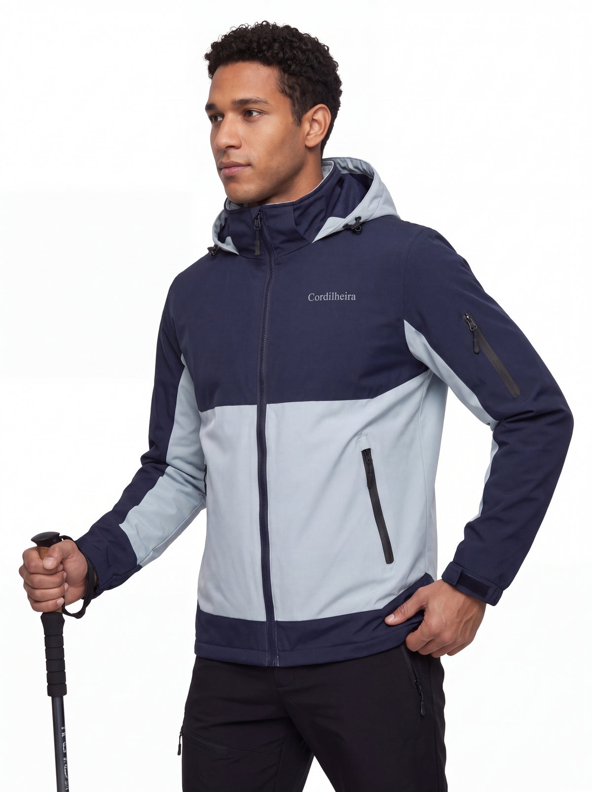 Modelo em pose de trekking usando Jaqueta Cordilheira Strategy Masculina Impermeável, Roupa da Marca Cordilheira com Boa qualidade e desempenho Confiável para trilhas e aventura.