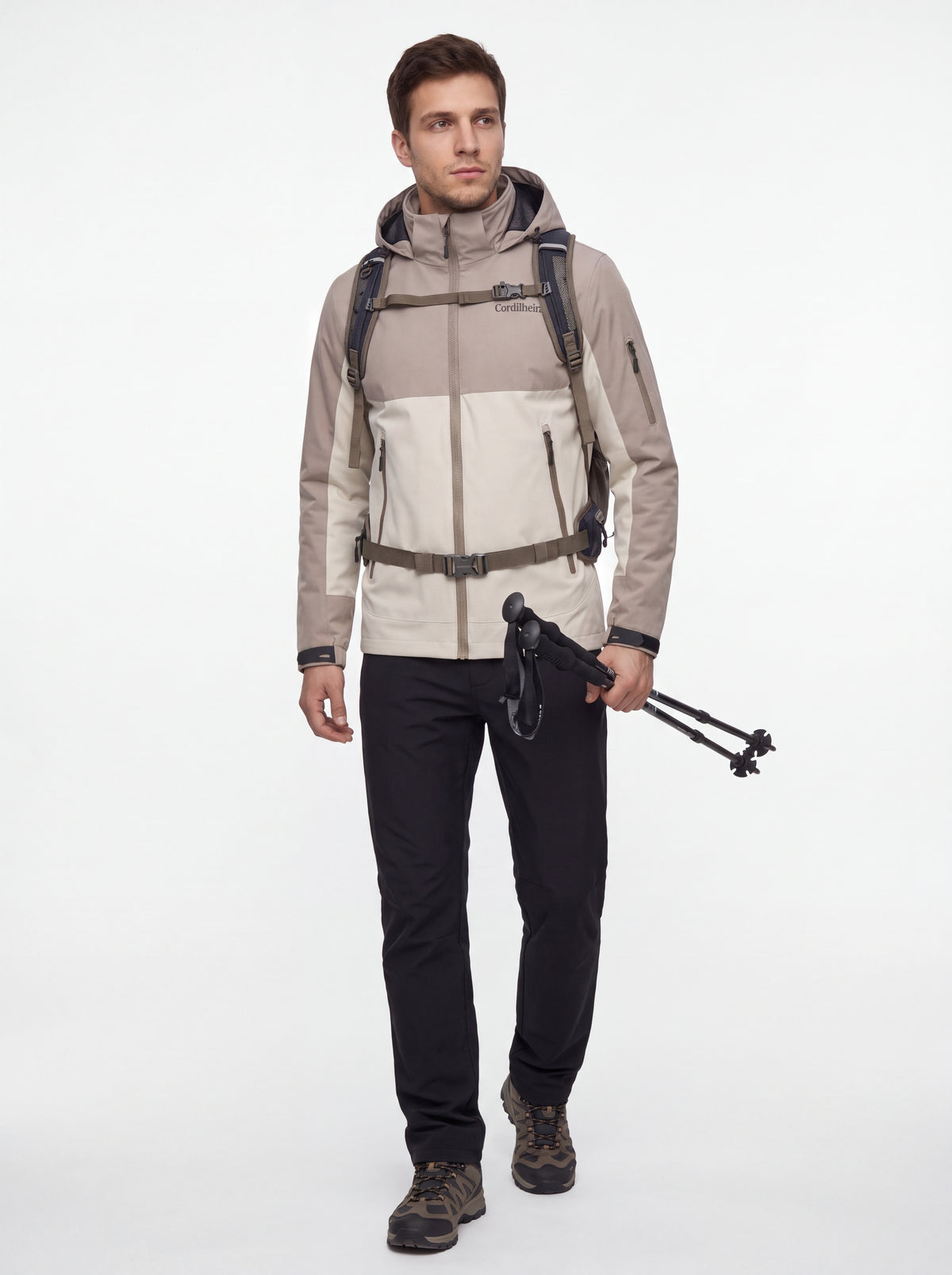 Modelo usando Jaqueta Cordilheira Strategy Masculina Impermeável em proposta de trilha profissional, Roupa da Marca Cordilheira com Boa resistência e desempenho Confiável para atividades ao ar livre.
