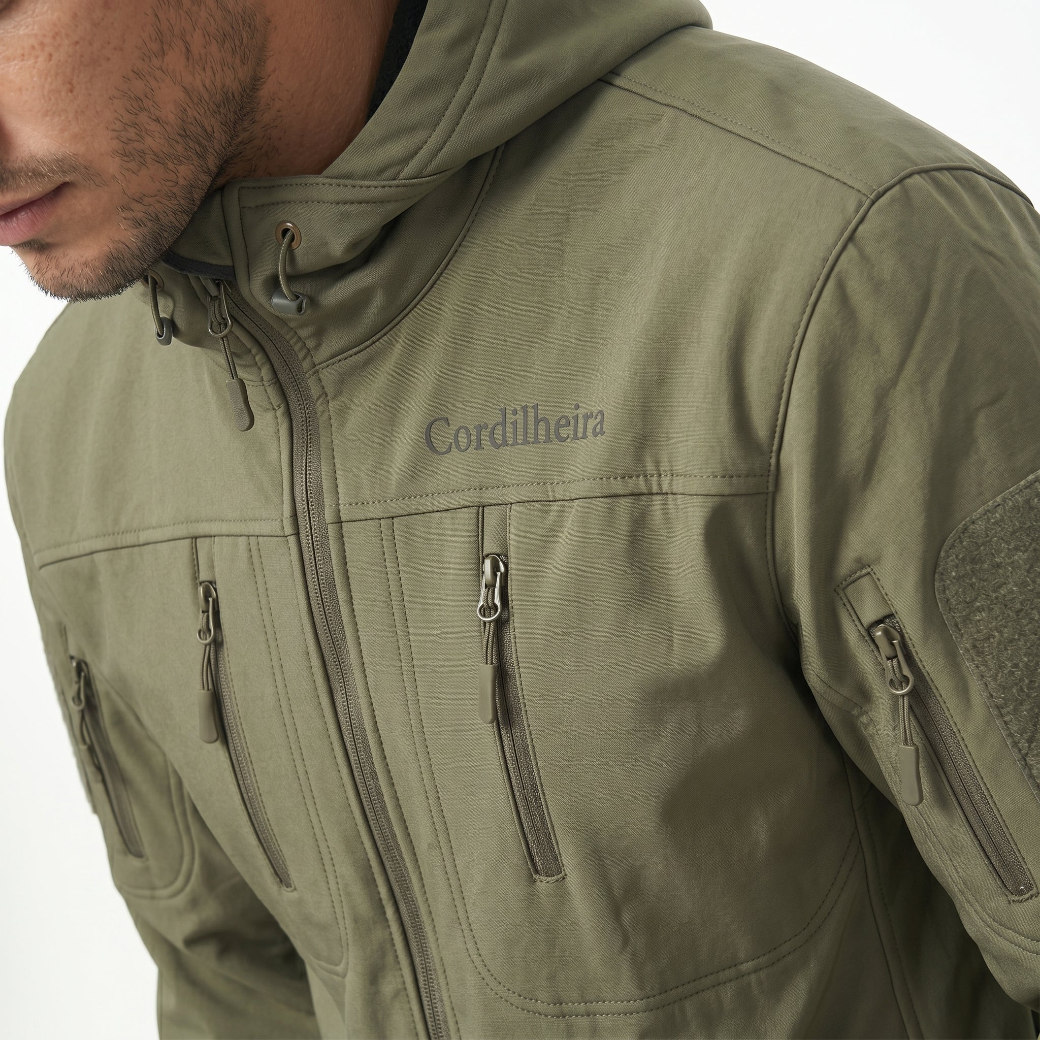 Close-up da Jaqueta Cordilheira Ward Impermeável Masculina mostrando costuras e acabamento, uma Roupa da Marca Cordilheira com Boa construção e proteção Confiável.
