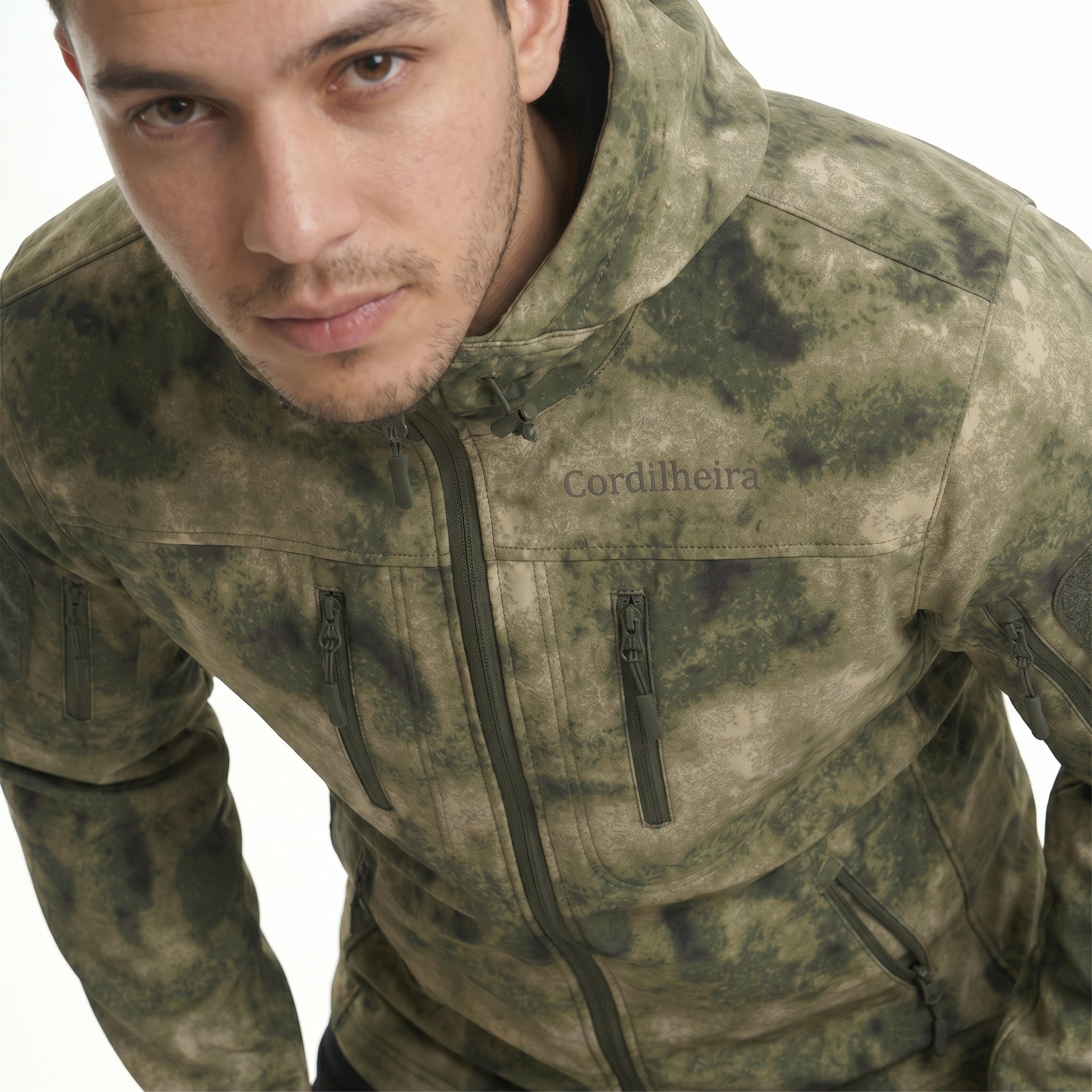 Close-up da Jaqueta Cordilheira Ward Impermeável Masculina, mostrando detalhes do tecido e acabamento da Roupa da Marca Cordilheira com Boa qualidade e proteção Confiável.