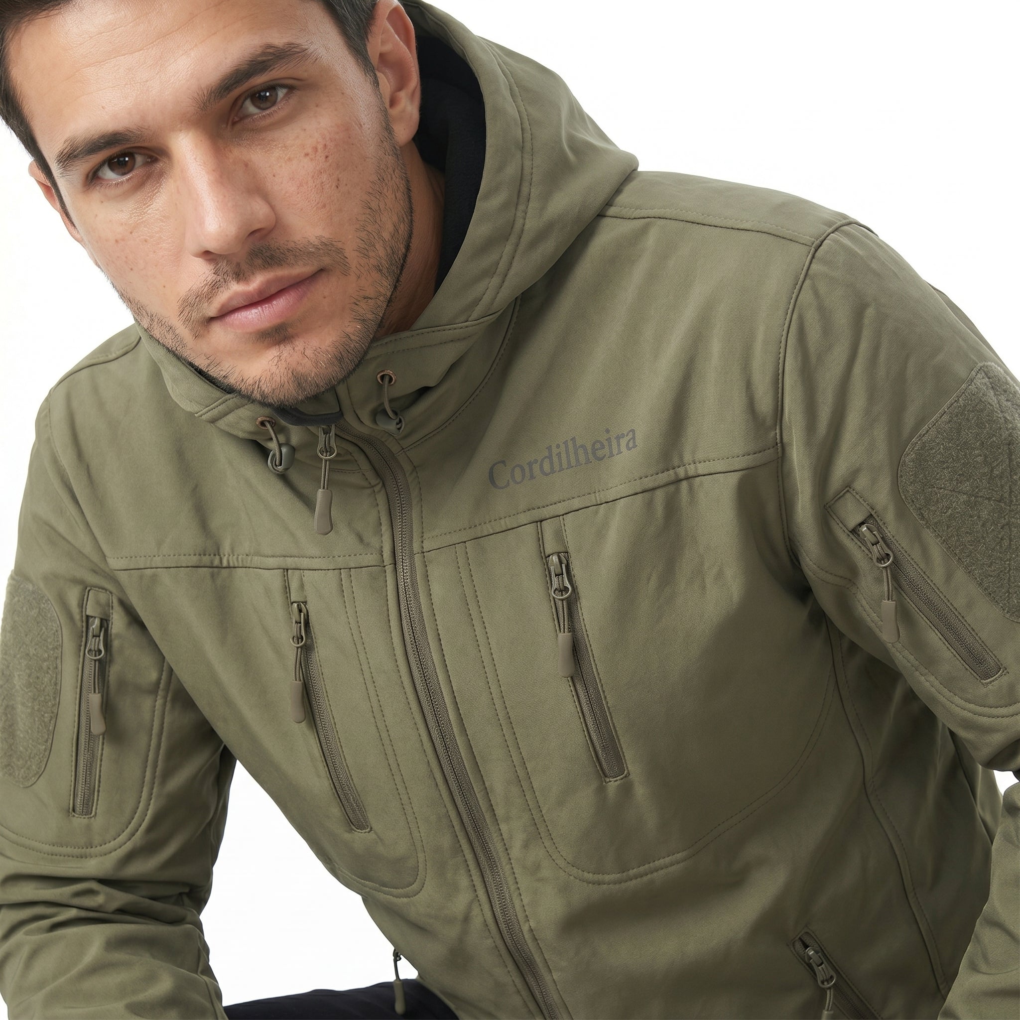 Detalhe da logo na Jaqueta Cordilheira Ward Impermeável Masculina, uma Roupa da Marca Cordilheira com Boa resistência, acabamento Confiável e visual outdoor.