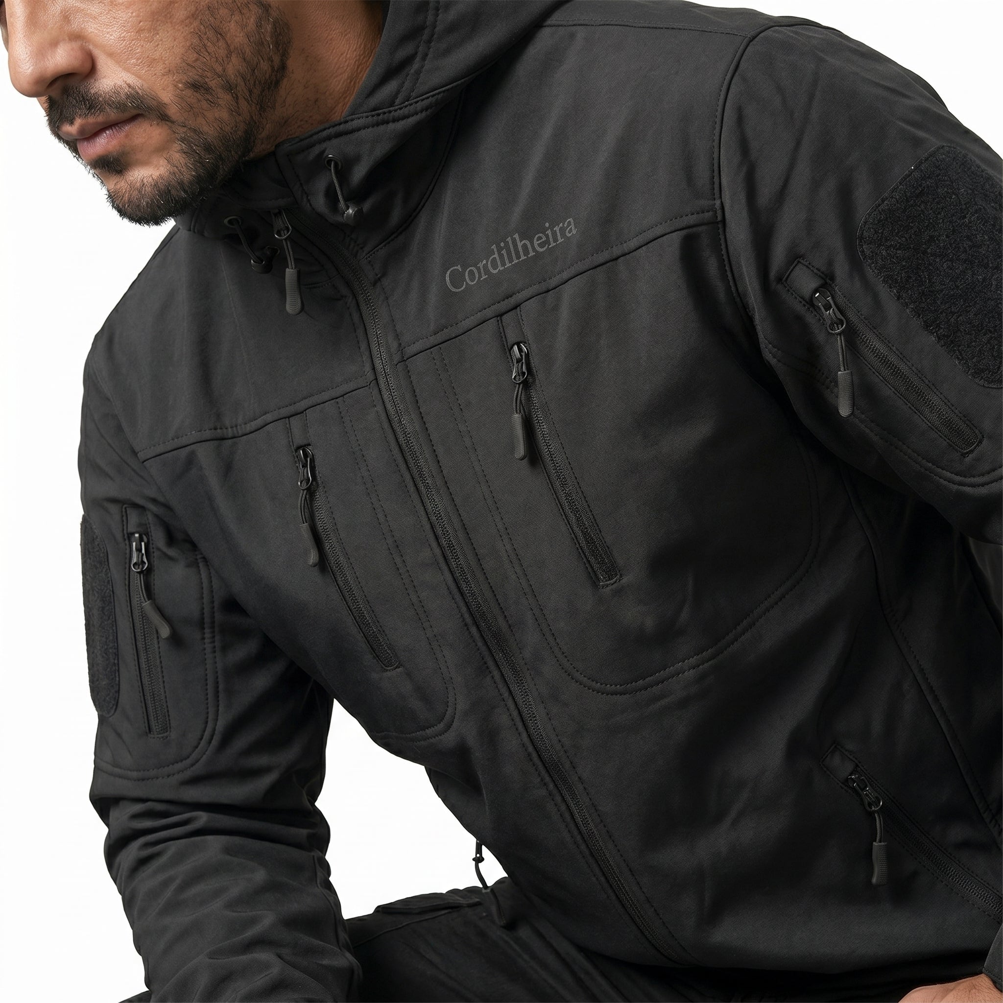 Close-up da Jaqueta Cordilheira Ward Impermeável Masculina azul marinho, destacando tecido e detalhes da Roupa da Marca Cordilheira com Boa resistência e proteção Confiável.