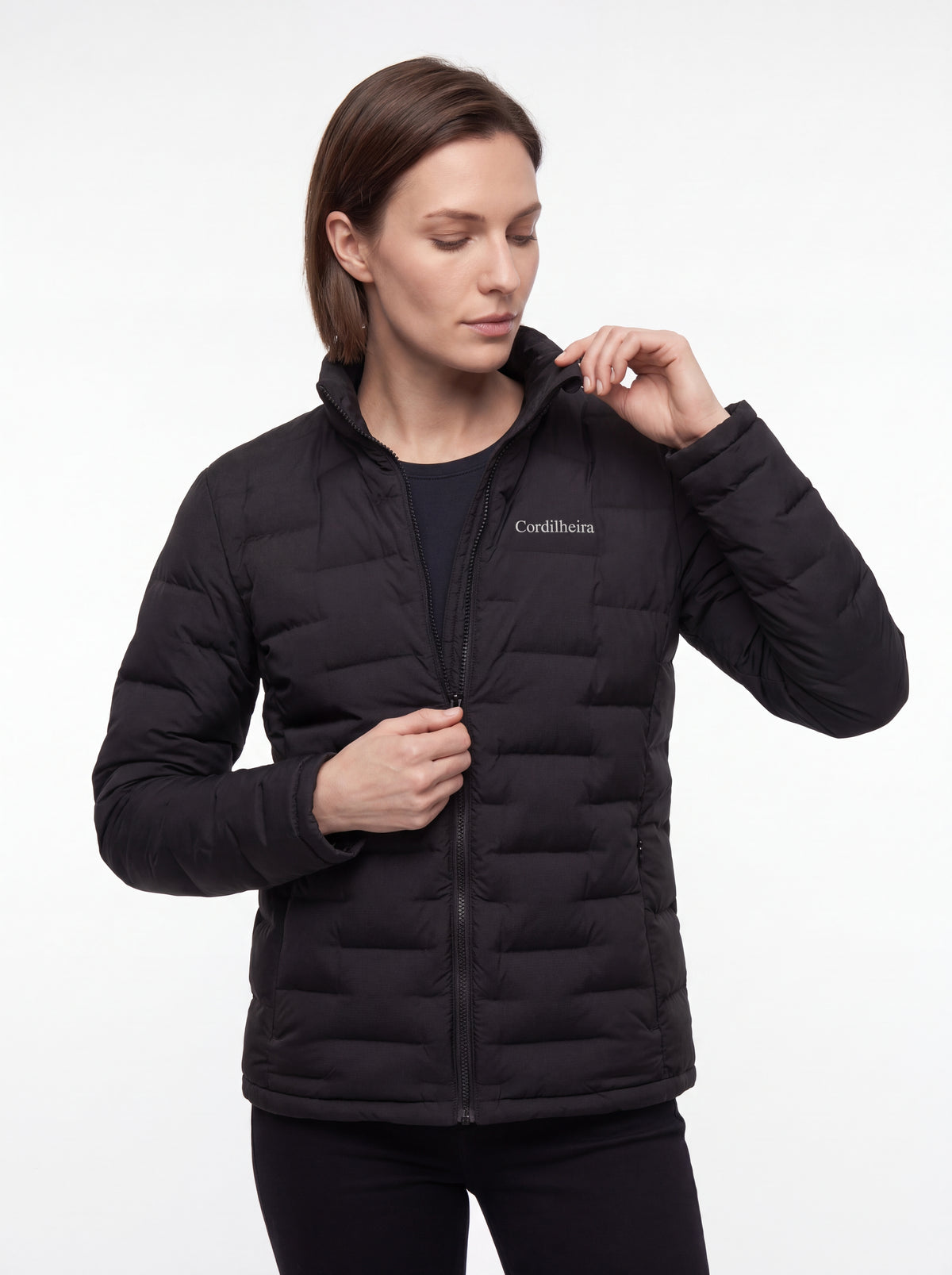 Modelo abrindo o zíper da Jaqueta Puffer Cordilheira On The City Feminina, Roupa da Marca Cordilheira com Boa qualidade, funcionalidade e construção Confiável para uso diário.