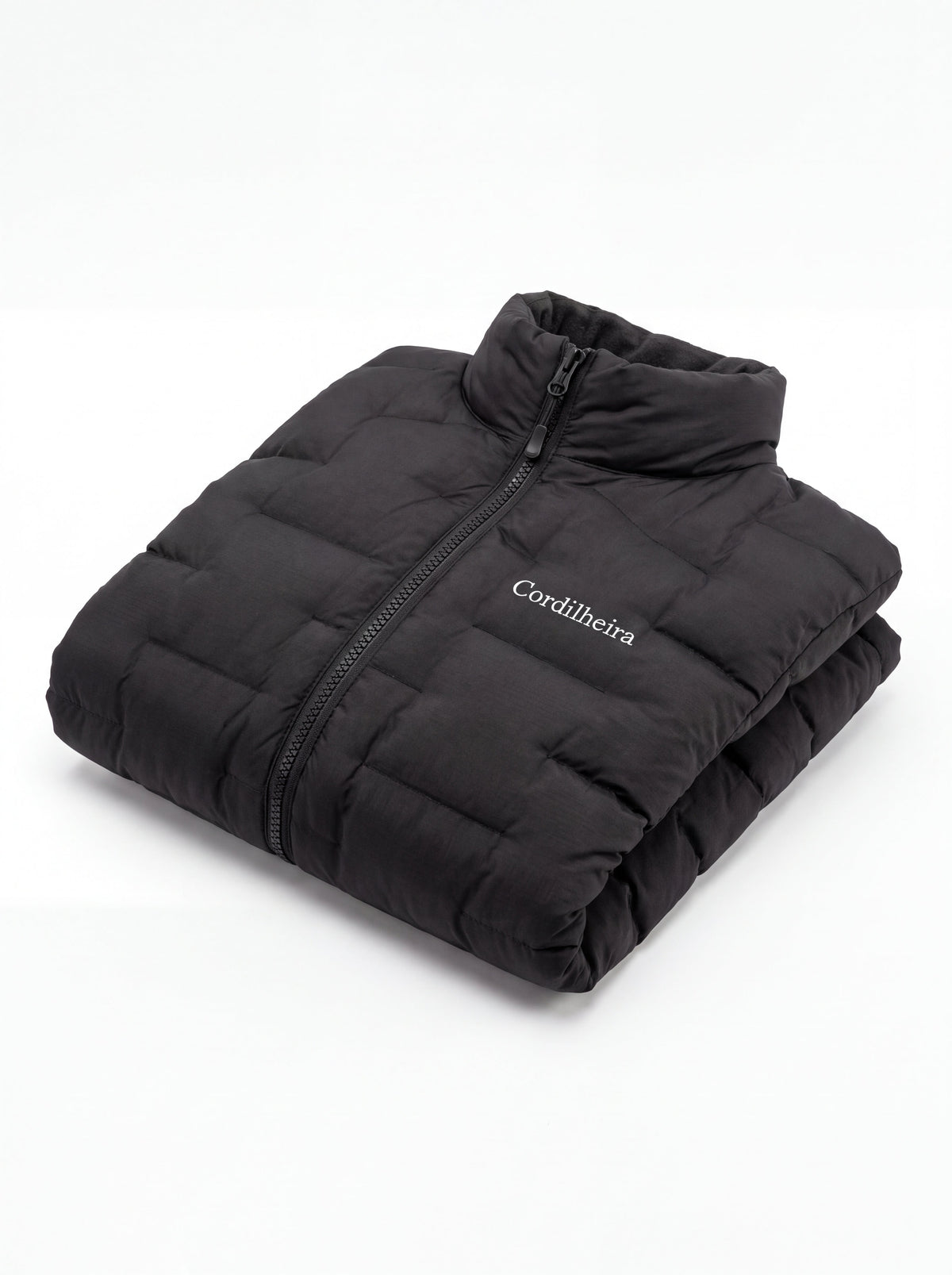 Jaqueta Puffer Cordilheira On The City Feminina dobrada em fundo branco, Roupa da Marca Cordilheira com Boa qualidade, acabamento Confiável e proposta versátil para o dia a dia e dias frios.