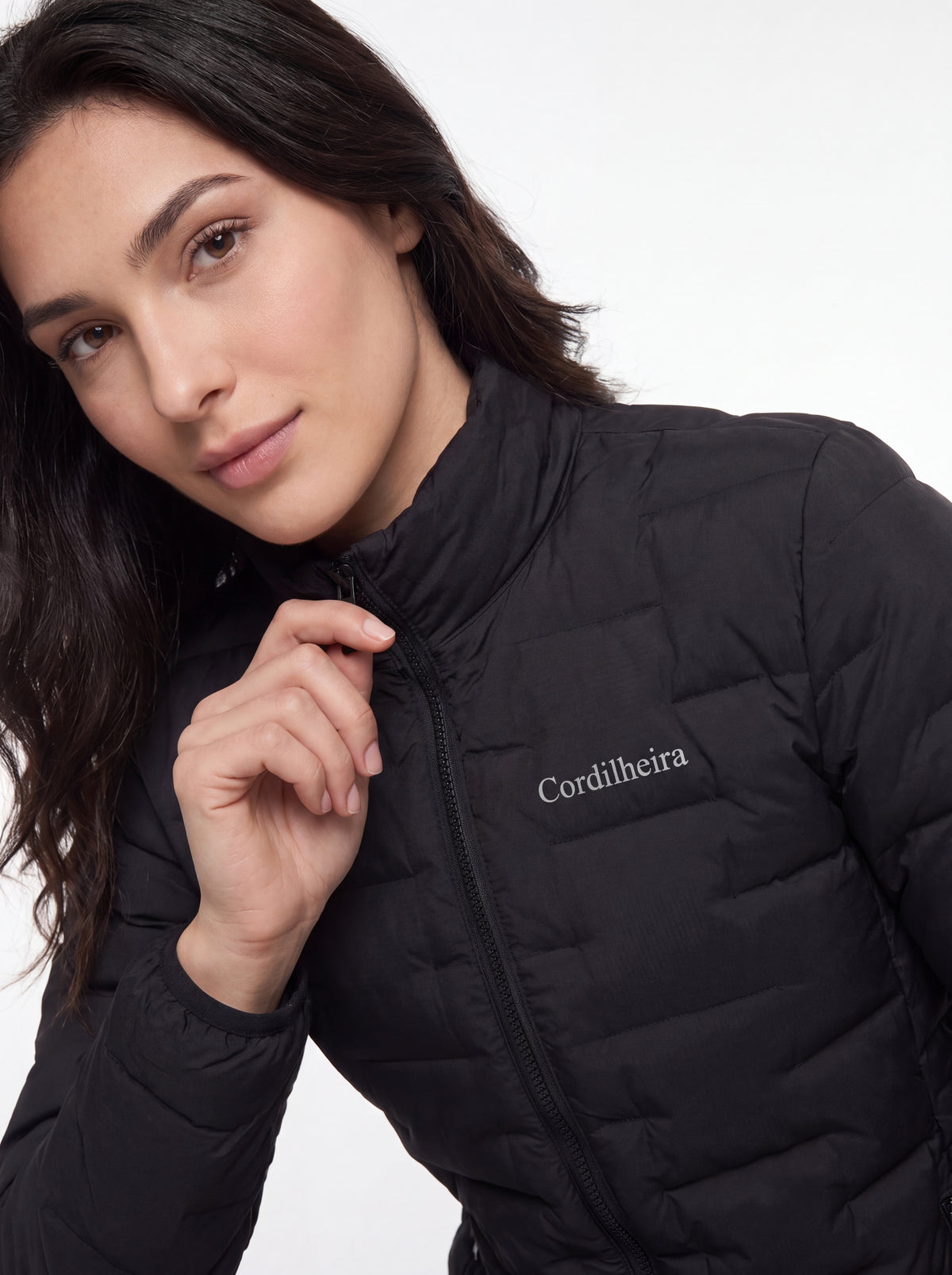 Modelo ajustando a gola da Jaqueta Puffer Cordilheira On The City Feminina, Roupa da Marca Cordilheira com Boa qualidade, conforto e construção Confiável para dias frios no dia a dia.