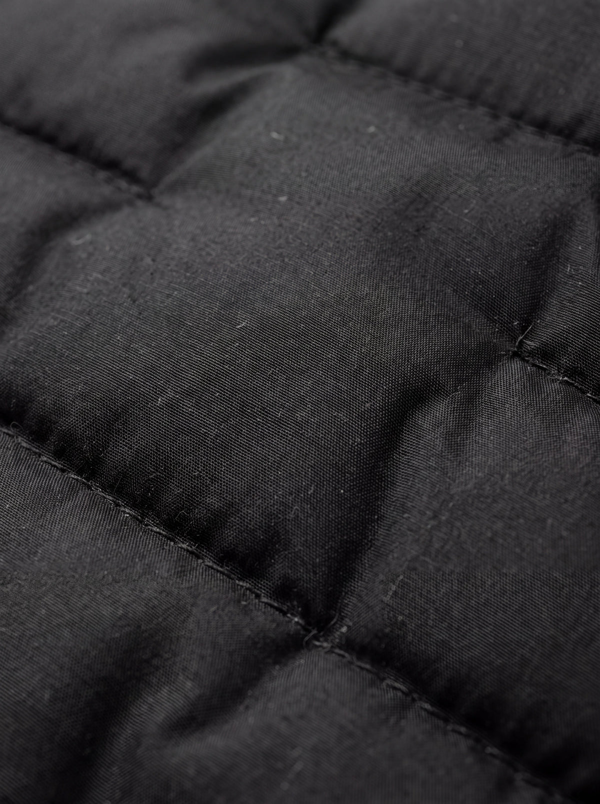 Close do tecido da Jaqueta Puffer Cordilheira On The City Feminina, Roupa da Marca Cordilheira com Boa qualidade, textura resistente e acabamento Confiável para o uso diário.