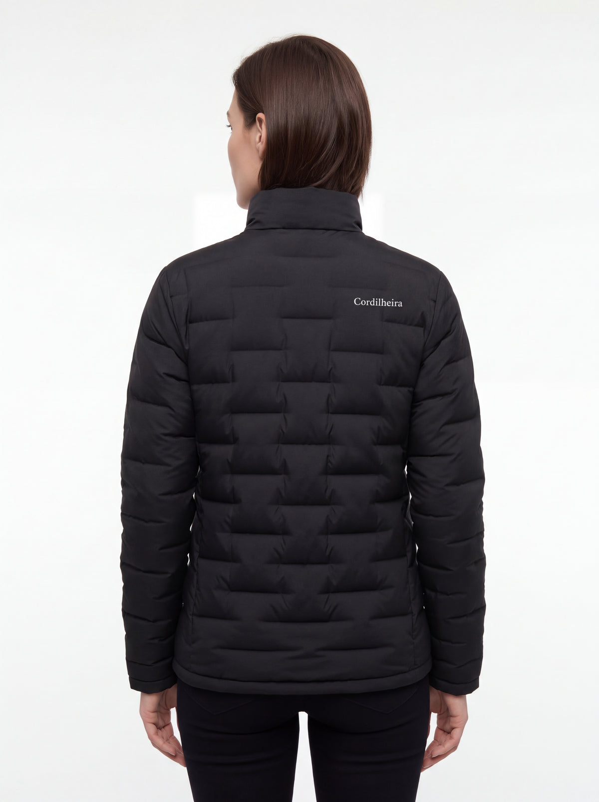 Modelo mostrando a vista traseira da Jaqueta Puffer Cordilheira On The City Feminina, Roupa da Marca Cordilheira com Boa qualidade, resistência e caimento Confiável para rotina urbana.