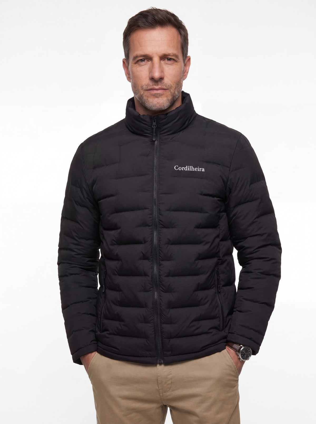 Detalhe do logotipo da Jaqueta Puffer Cordilheira On The City Masculina, Roupa da Marca Cordilheira com Boa qualidade, resistência e acabamento Confiável para uso cotidiano.