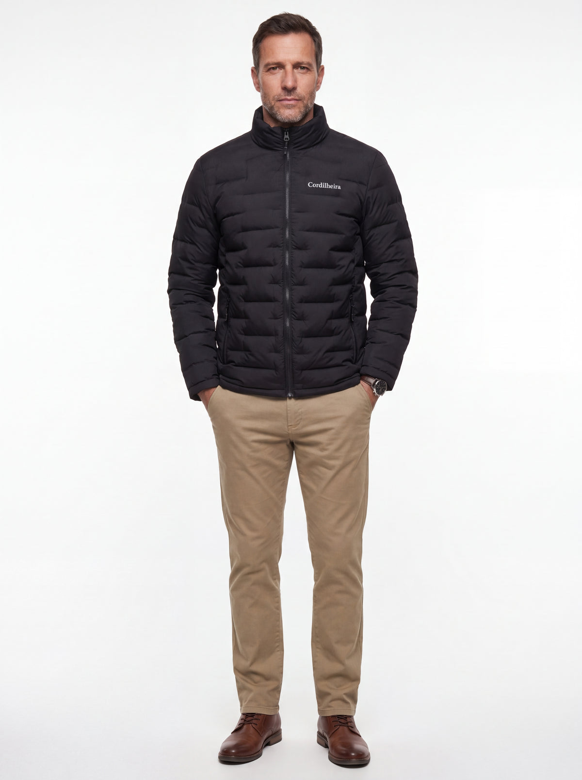 Modelo vestindo Jaqueta Puffer Cordilheira On The City Masculina fechada, Roupa da Marca Cordilheira com Boa qualidade, resistência e proteção Confiável para dias frios e uso cotidiano.