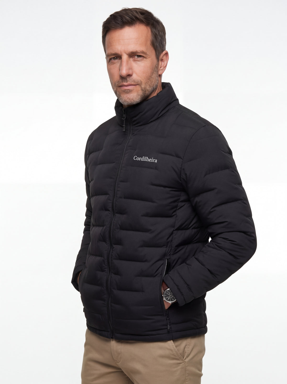 Modelo em pose casual com logo da Jaqueta Puffer Cordilheira On The City Masculina em destaque, Roupa da Marca Cordilheira com Boa qualidade e acabamento Confiável para o dia a dia.