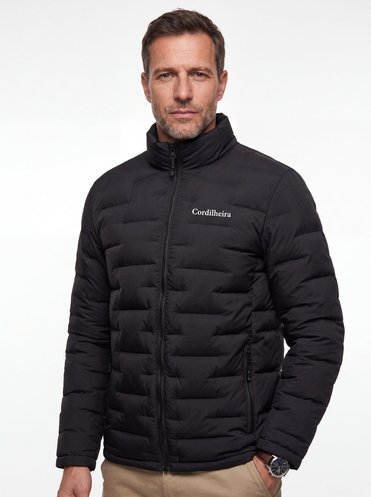 Modelo usando Jaqueta Puffer Cordilheira On The City Masculina em combinação casual, Roupa da Marca Cordilheira com Boa qualidade, resistência e conforto Confiável para o dia a dia.