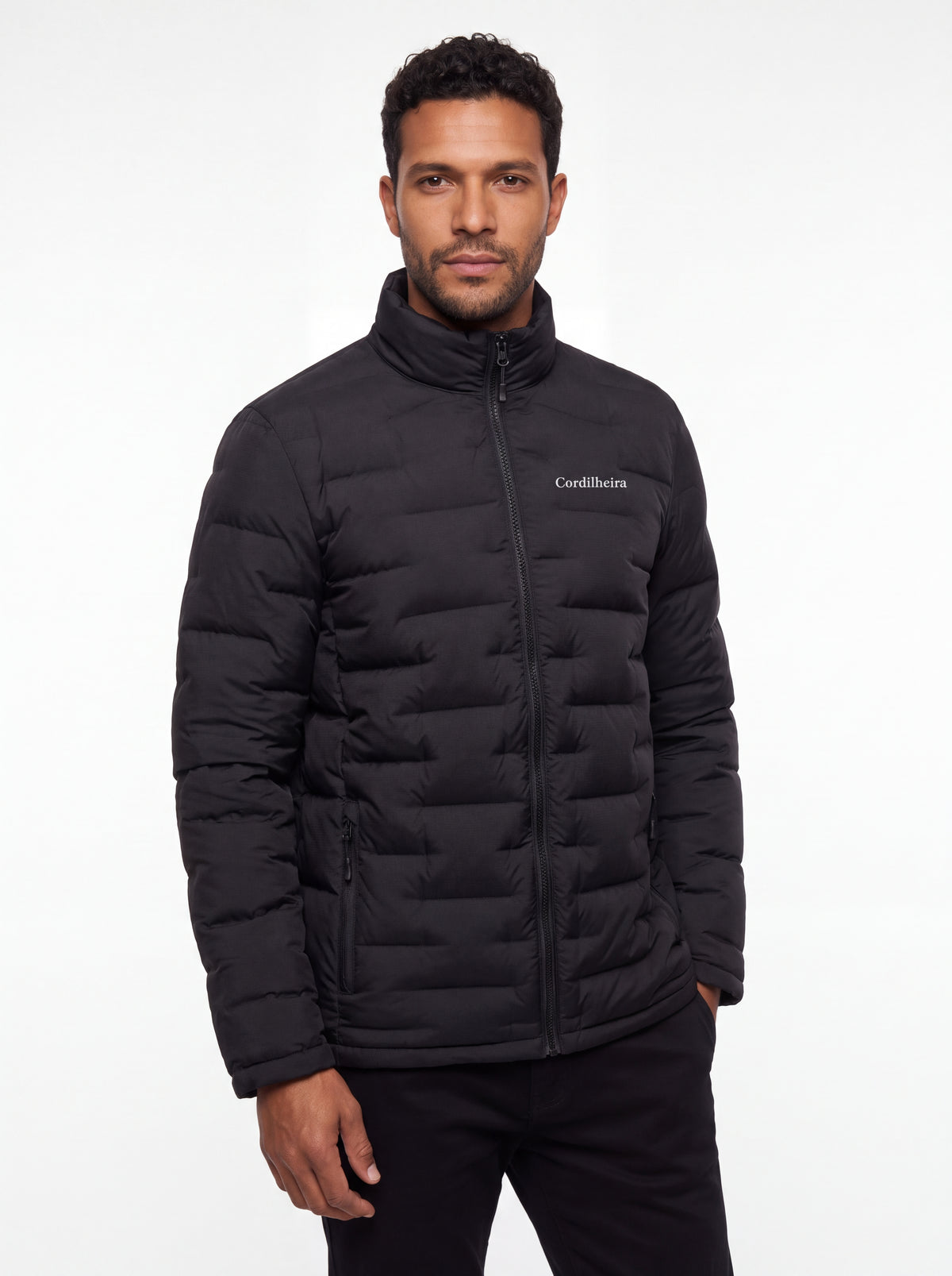 Modelo vestindo Jaqueta Puffer Cordilheira On The City Masculina em estúdio, Roupa da Marca Cordilheira com Boa qualidade, resistência e conforto Confiável para dias frios e ambientes urbanos.