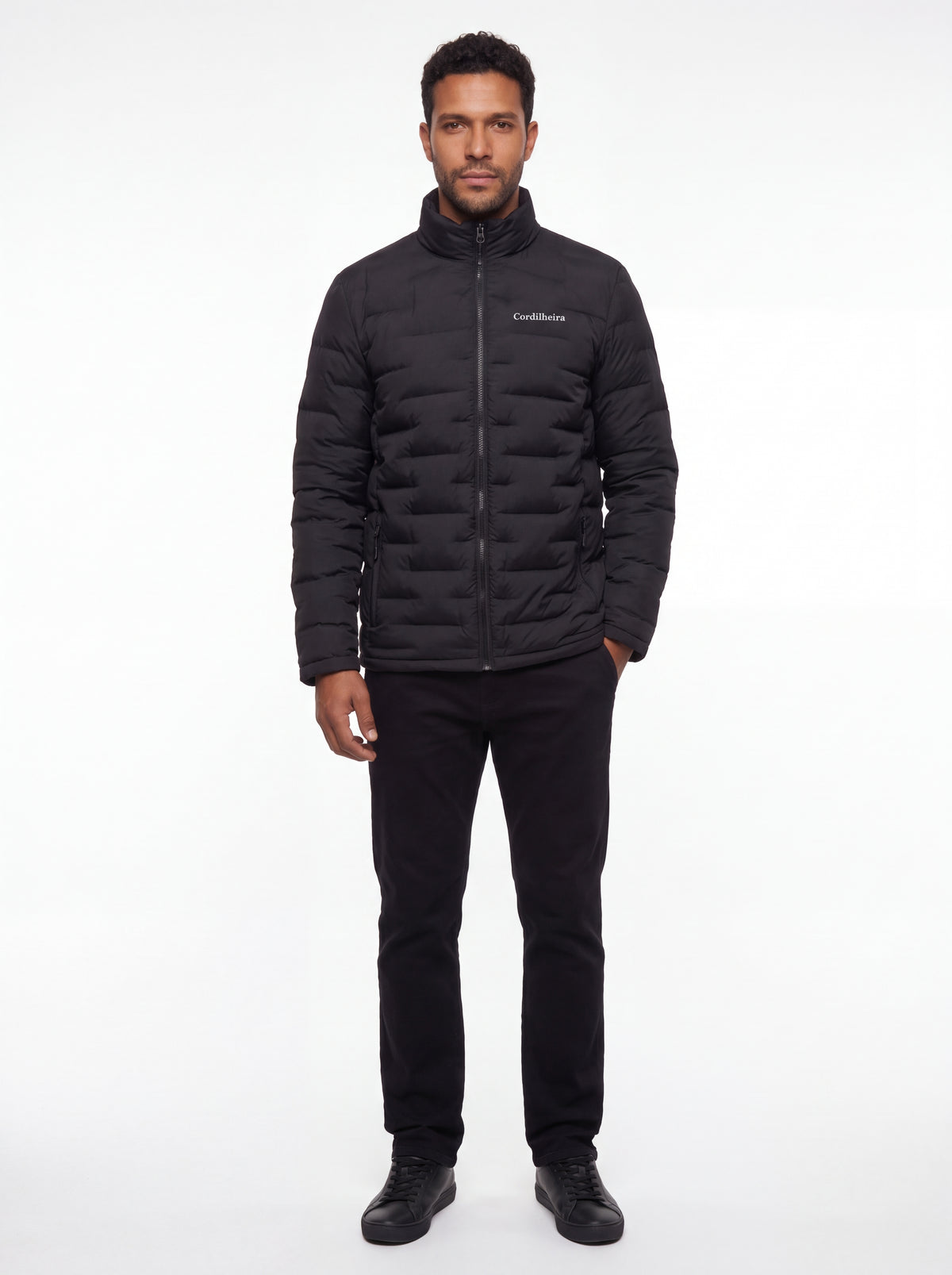 Modelo usando Jaqueta Puffer Cordilheira On The City Masculina com zíper fechado, Roupa da Marca Cordilheira com Boa proteção, conforto e acabamento Confiável para o frio e a rotina urbana.