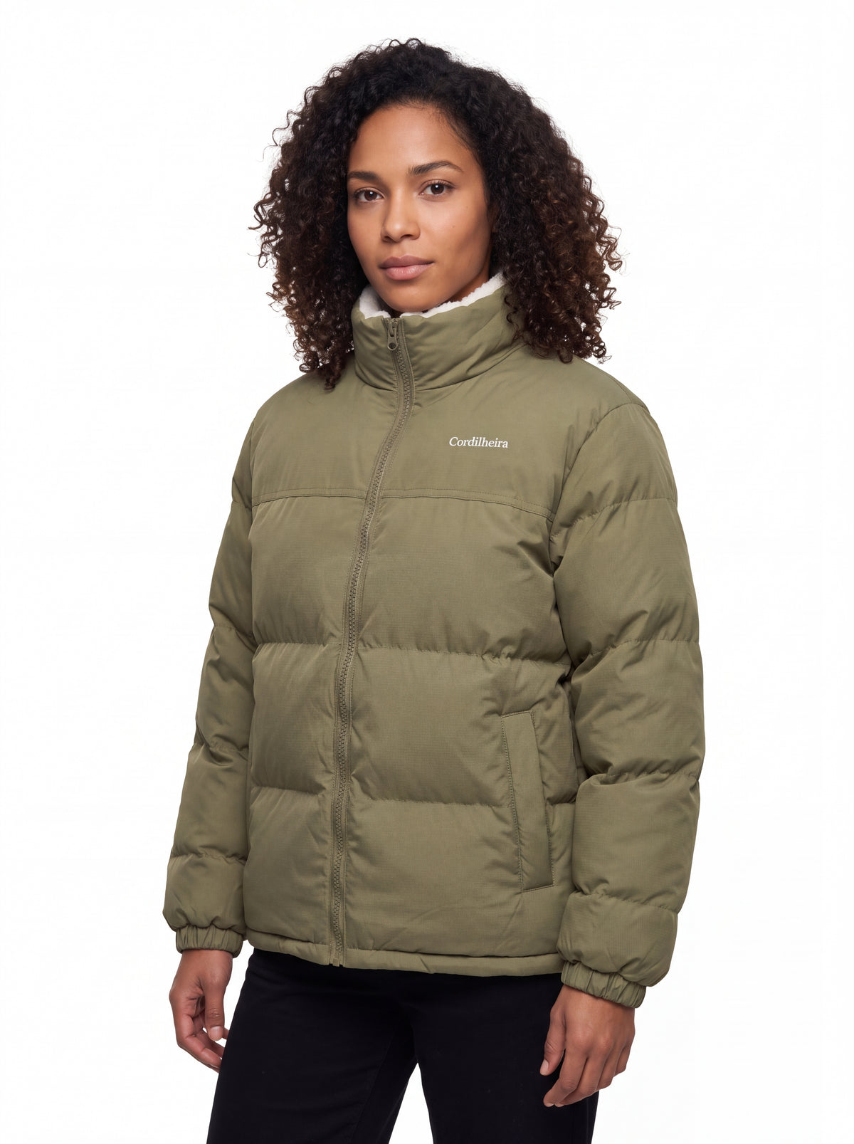 Modelo vestindo Jaqueta Puffer FrostLayer Dupla Face da Marca Cordilheira em estúdio, Roupa de Boa qualidade e proteção Confiável para frio.