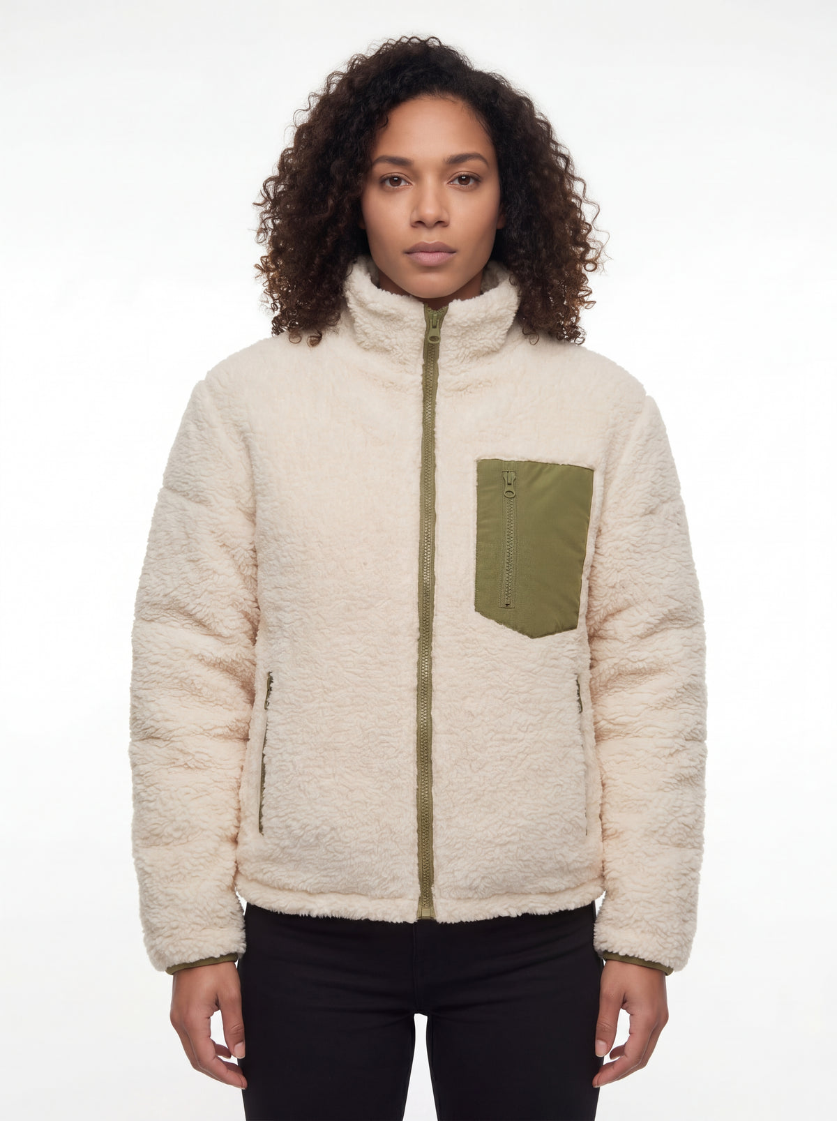 Pessoa vestindo Jaqueta Puffer FrostLayer Dupla Face fechada, Roupa da Marca Cordilheira com Boa proteção e uso Confiável para frio, viagem e rotina.