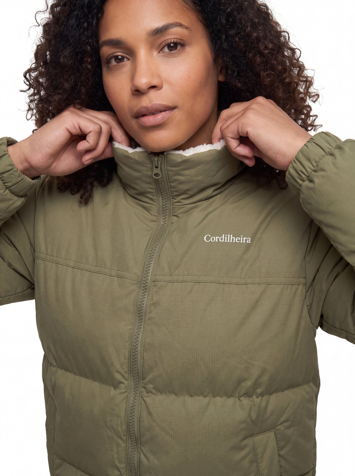 Modelo interagindo com a Jaqueta Puffer FrostLayer Dupla Face da Marca Cordilheira, Roupa com Boa resistência, conforto e uso Confiável para frio.