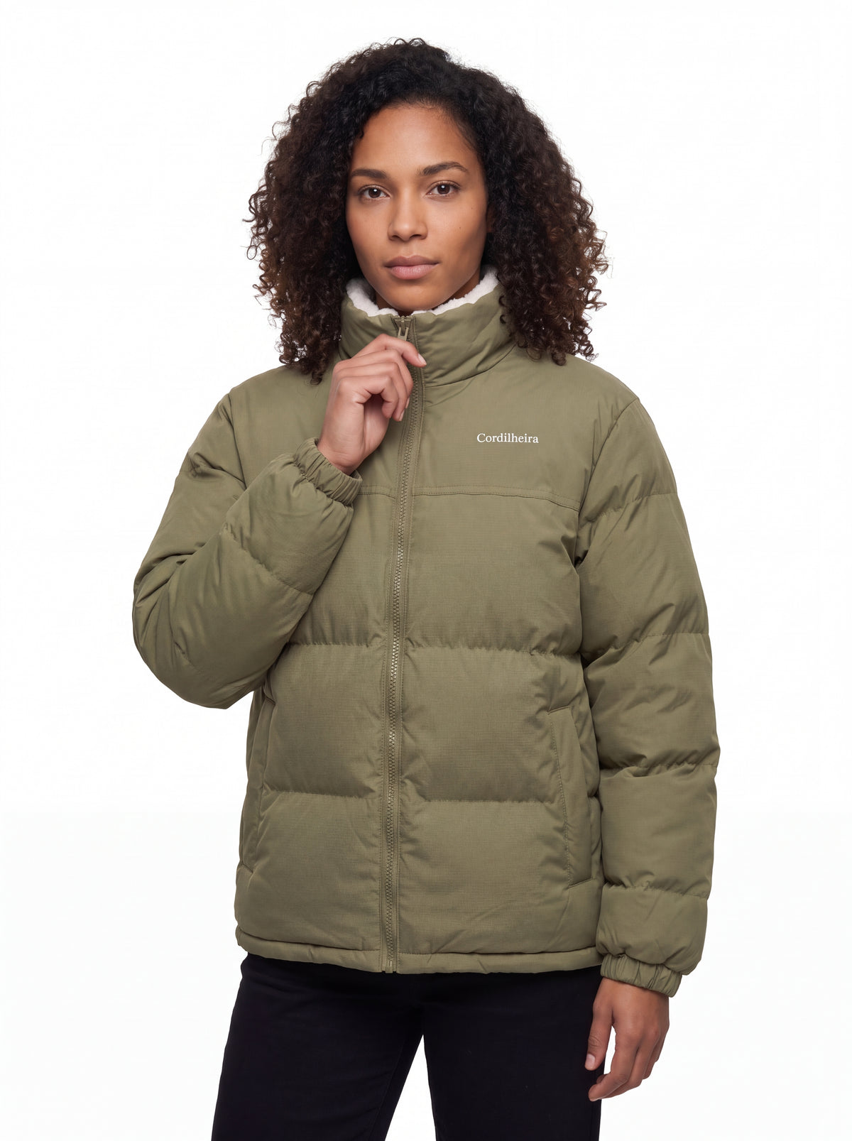 Modelo posando com Jaqueta Puffer FrostLayer Dupla Face da Marca Cordilheira, Roupa de Boa qualidade e conforto Confiável para inverno e frio.