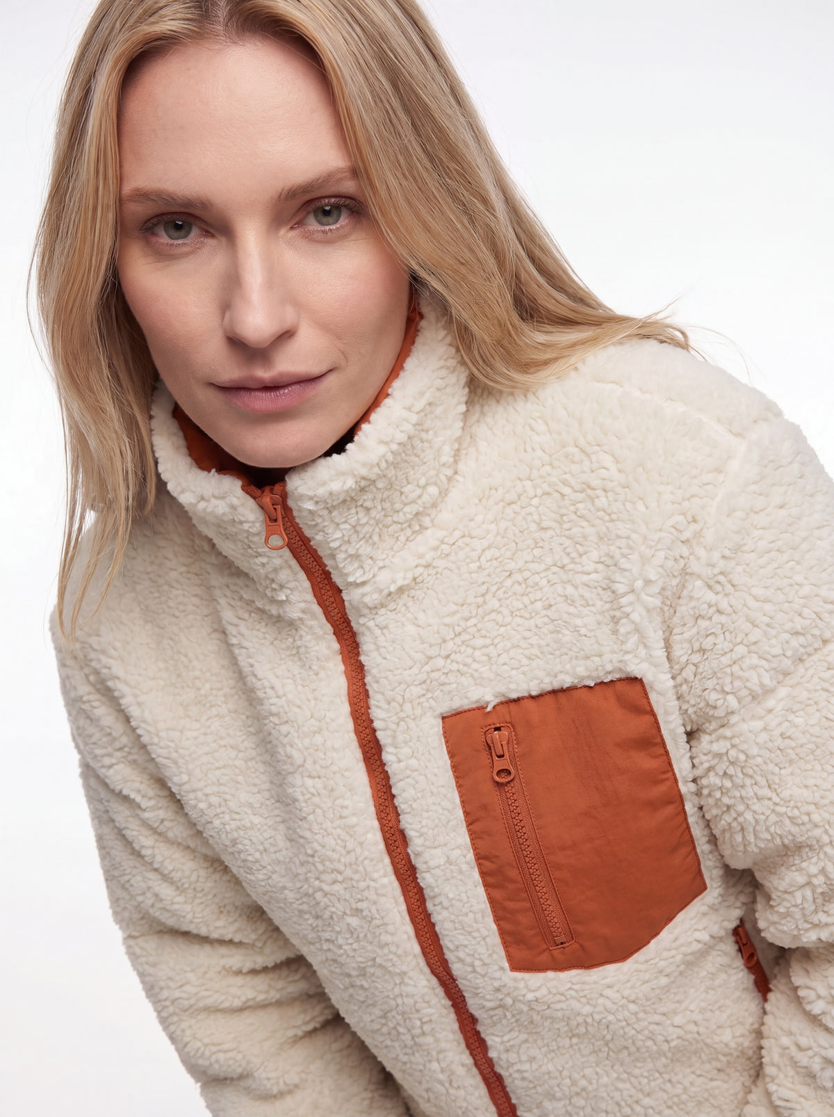 Close-up dos detalhes da Jaqueta Puffer FrostLayer Dupla Face Feminina, Roupa da Marca Cordilheira com Boa qualidade e acabamento Confiável.