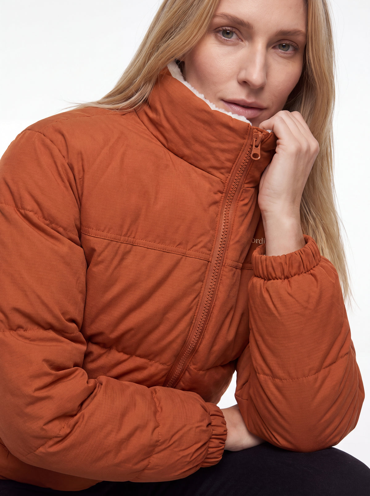 Modelo destacando a gola da Jaqueta Puffer FrostLayer Dupla Face Feminina, Roupa da Marca Cordilheira com Boa proteção e uso Confiável para frio.