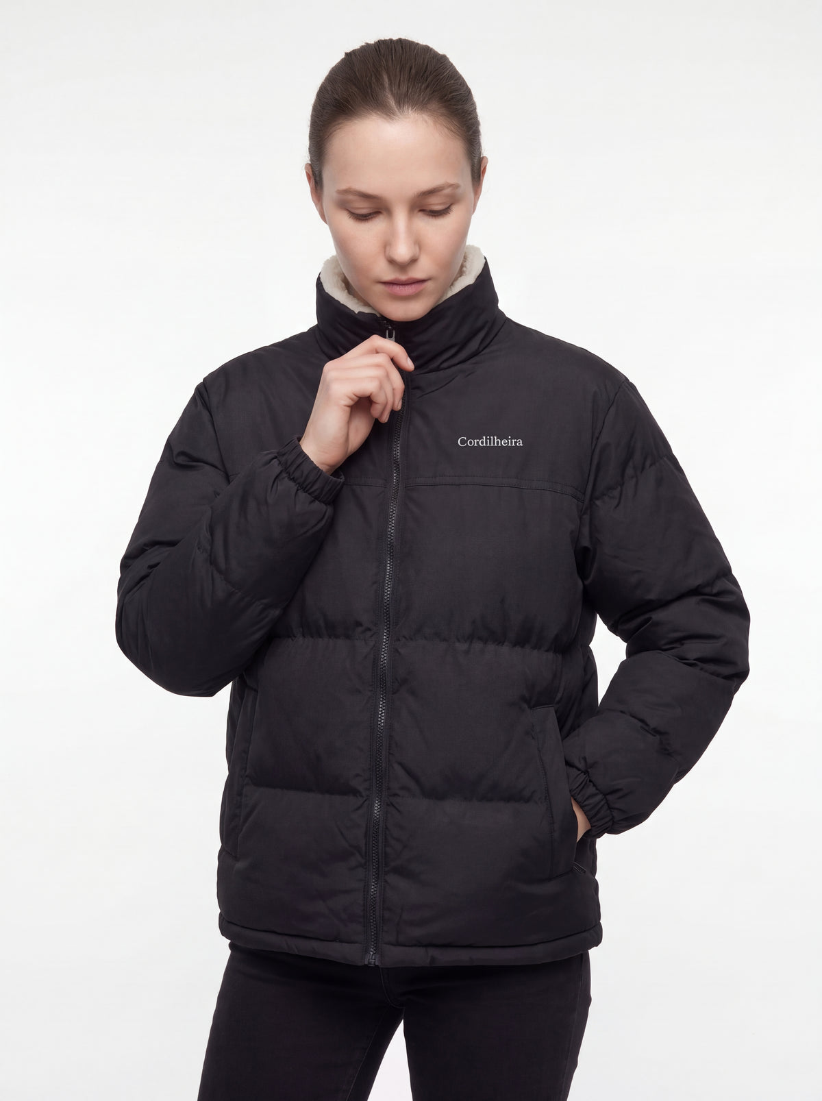 Modelo usando Jaqueta Puffer FrostLayer Dupla Face Feminina fechada, Roupa da Marca Cordilheira com Boa resistência e proteção Confiável para inverno.