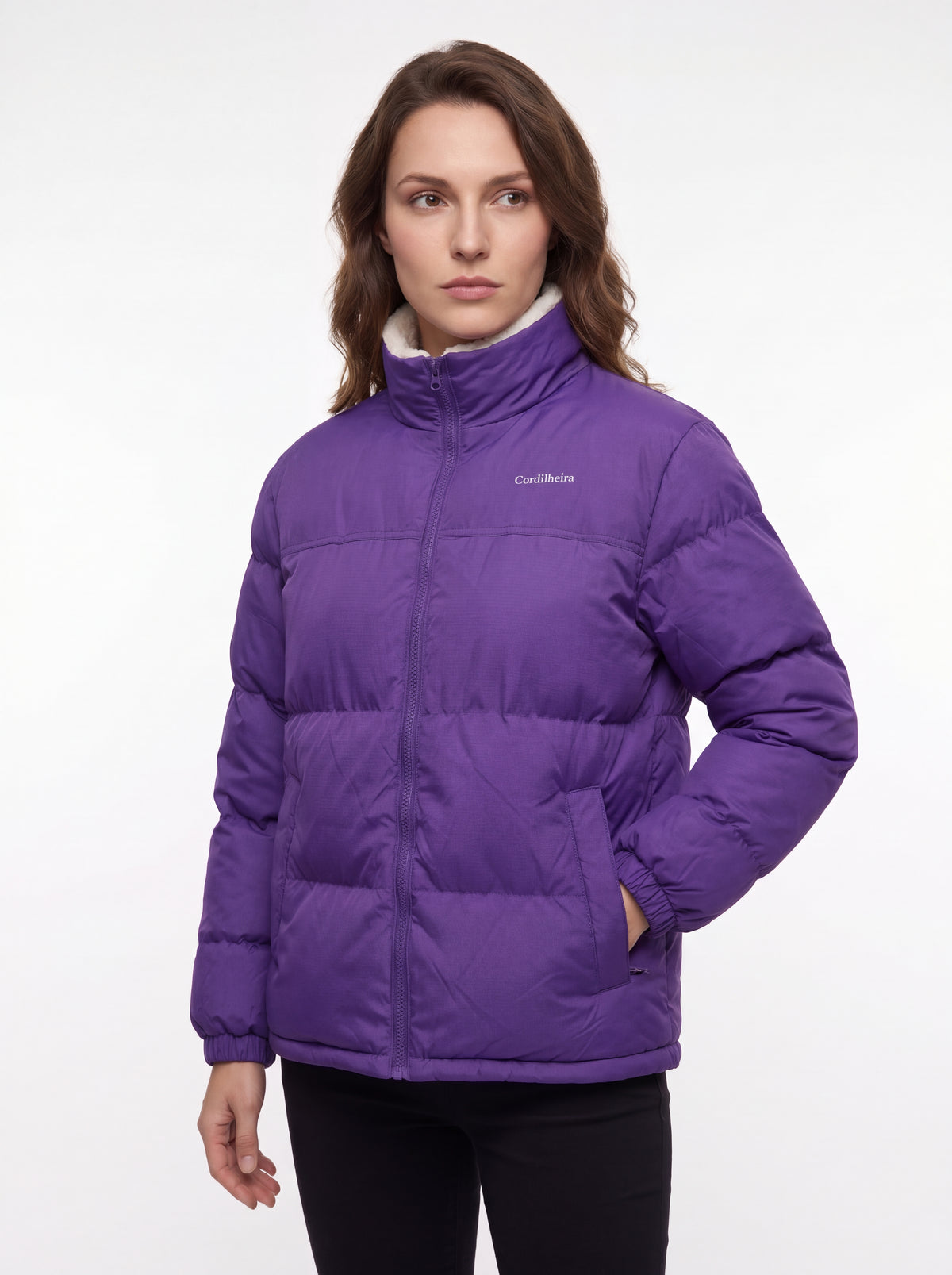 Modelo em pose séria usando Jaqueta Puffer FrostLayer Dupla Face Feminina fechada, Roupa da Marca Cordilheira com Boa estrutura e proteção Confiável.