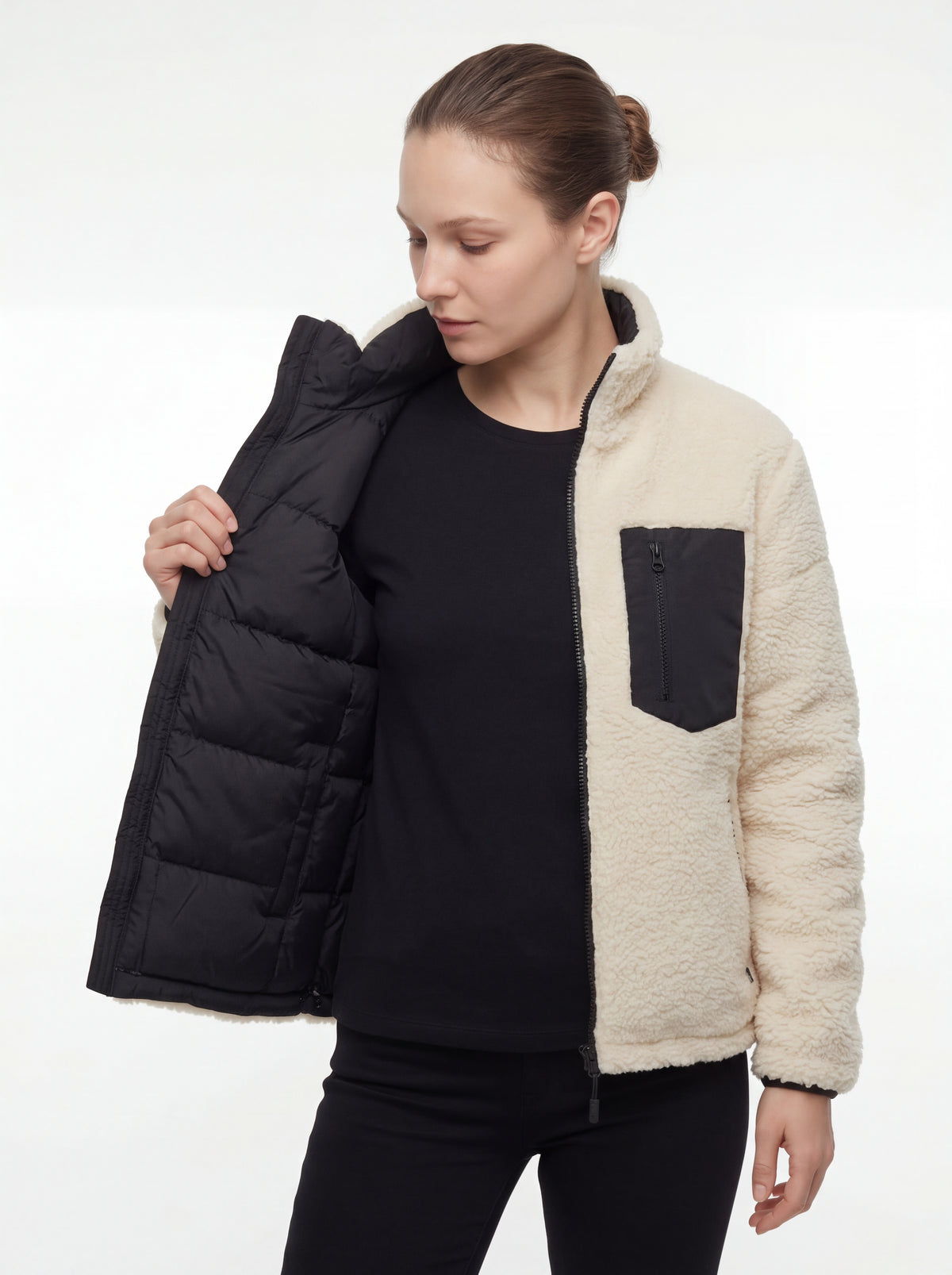Modelo mostrando o forro da Jaqueta Puffer FrostLayer Dupla Face Feminina, Roupa da Marca Cordilheira com Boa versatilidade e uso Confiável.