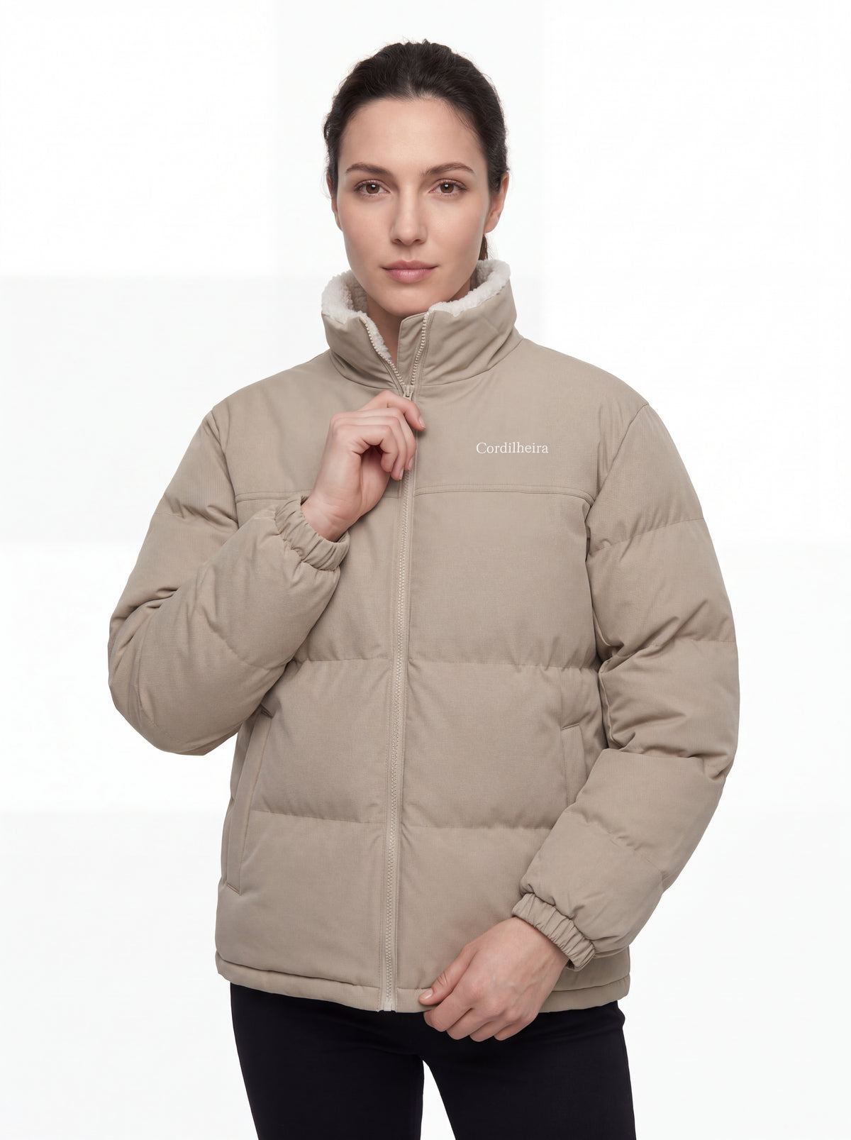 Modelo usando Jaqueta Puffer FrostLayer Dupla Face Feminina em vista frontal, Roupa da Marca Cordilheira com Boa estrutura e proteção Confiável para inverno.