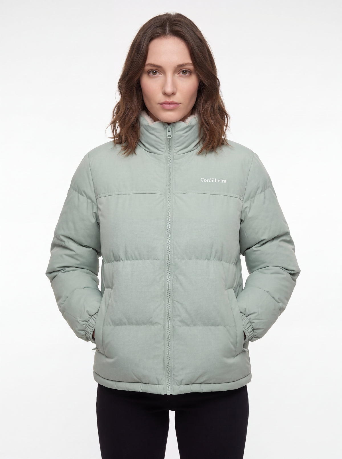 Jaqueta Puffer FrostLayer Dupla Face Feminina em pose frontal com logo, Roupa da Marca Cordilheira com Boa estrutura e acabamento Confiável.