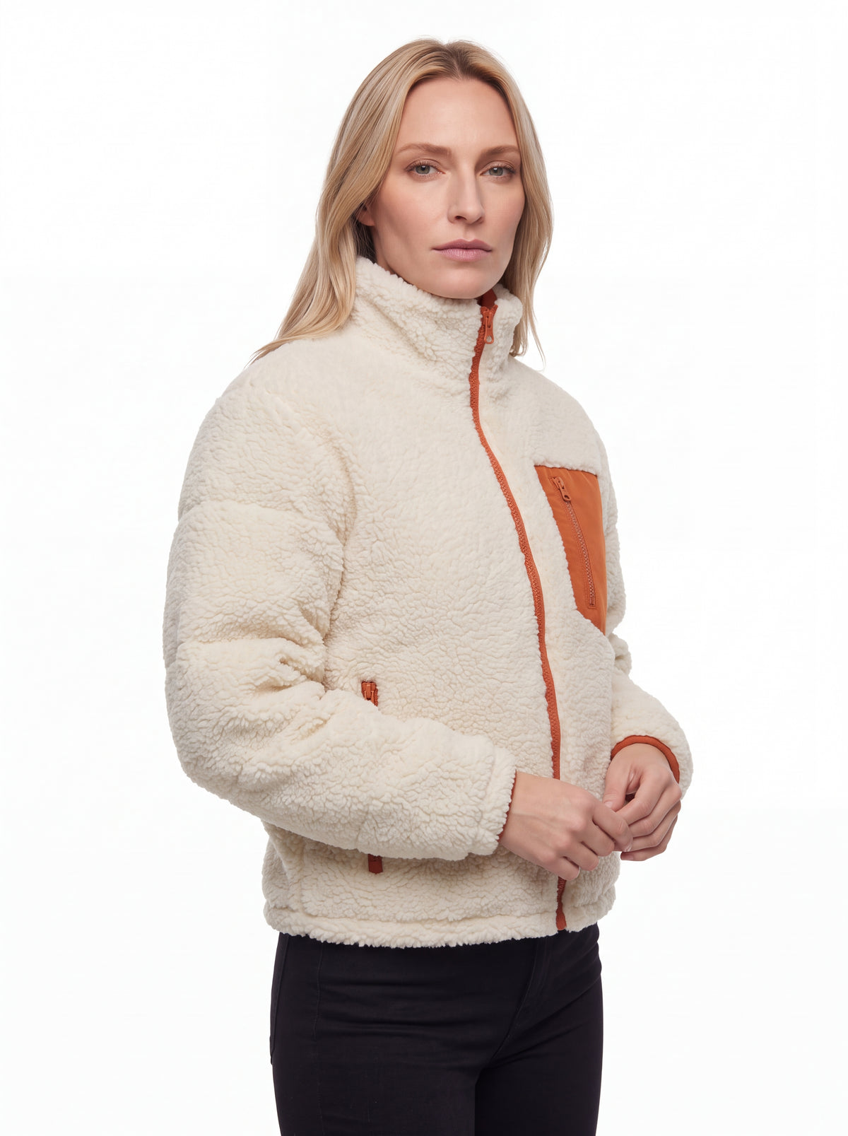 Modelo com Jaqueta Puffer FrostLayer Dupla Face Feminina em fundo branco, Roupa da Marca Cordilheira com Boa construção e visual Confiável.