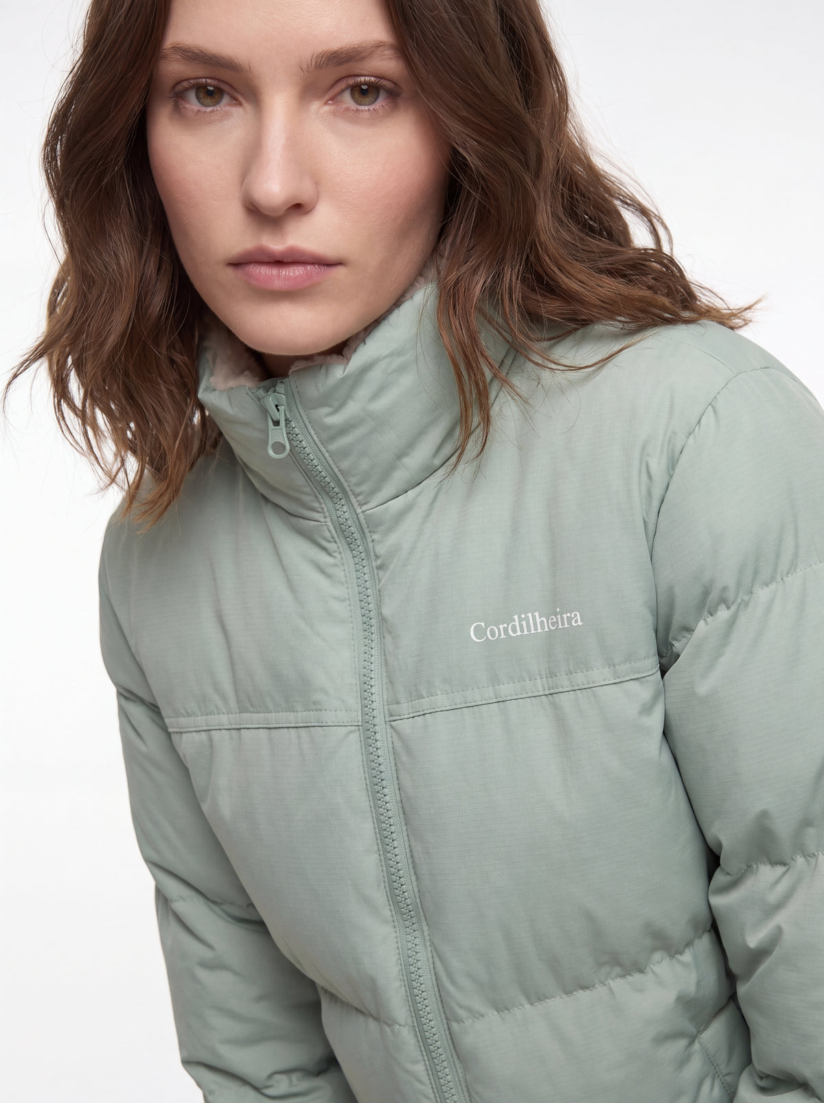 Close-up da Jaqueta Puffer FrostLayer Dupla Face Feminina com gola fechada, Roupa da Marca Cordilheira com Boa proteção e uso Confiável para frio.