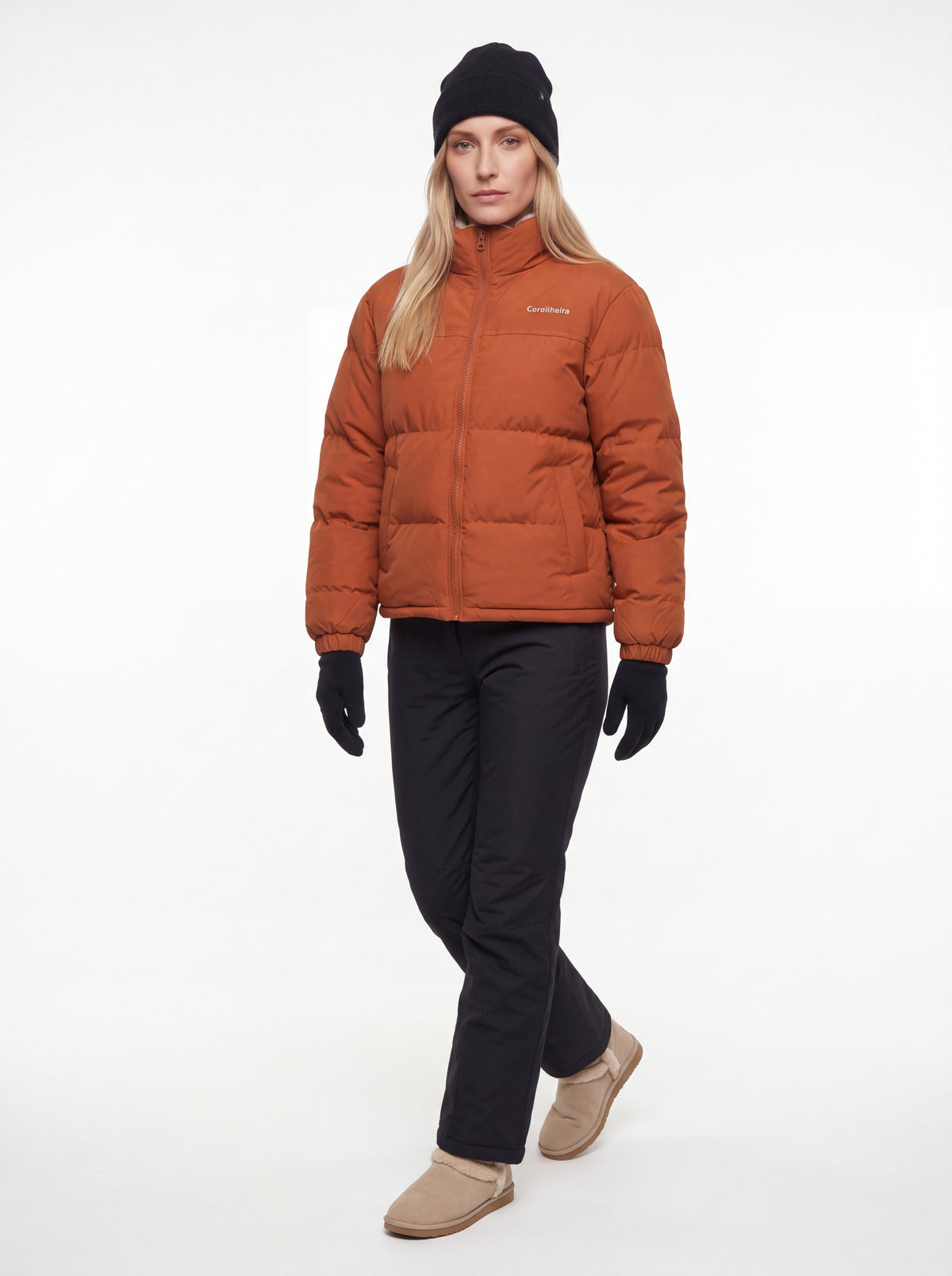 Modelo usando Jaqueta Puffer FrostLayer Dupla Face Feminina em foto de inverno, Roupa da Marca Cordilheira com Boa proteção e conforto Confiável.