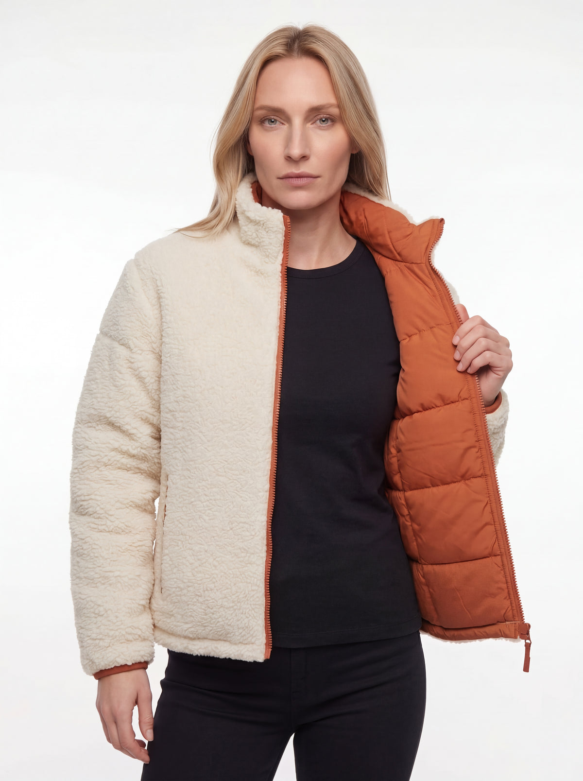 Modelo usando Jaqueta Puffer FrostLayer Dupla Face Feminina com camiseta preta, Roupa da Marca Cordilheira com Boa versatilidade e uso Confiável.