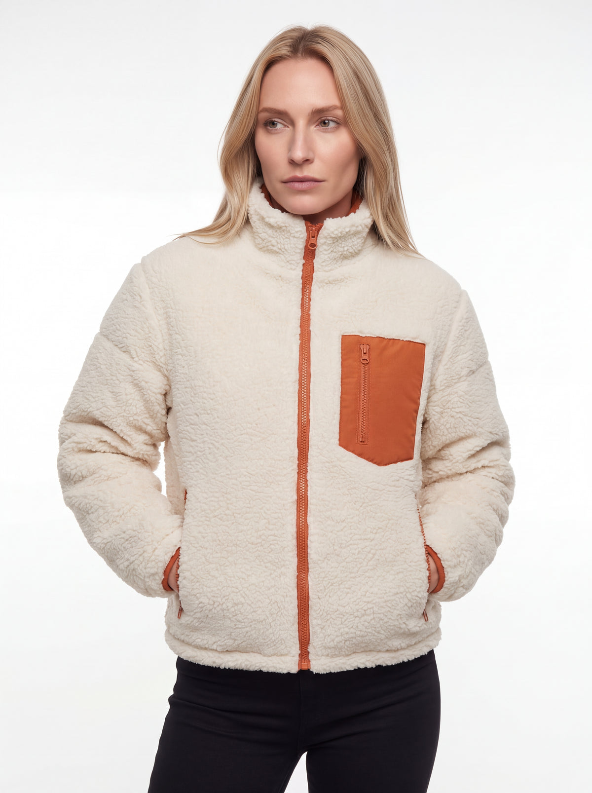 Modelo posando com Jaqueta Puffer FrostLayer Dupla Face Feminina fechada, Roupa da Marca Cordilheira com Boa qualidade e proteção Confiável.