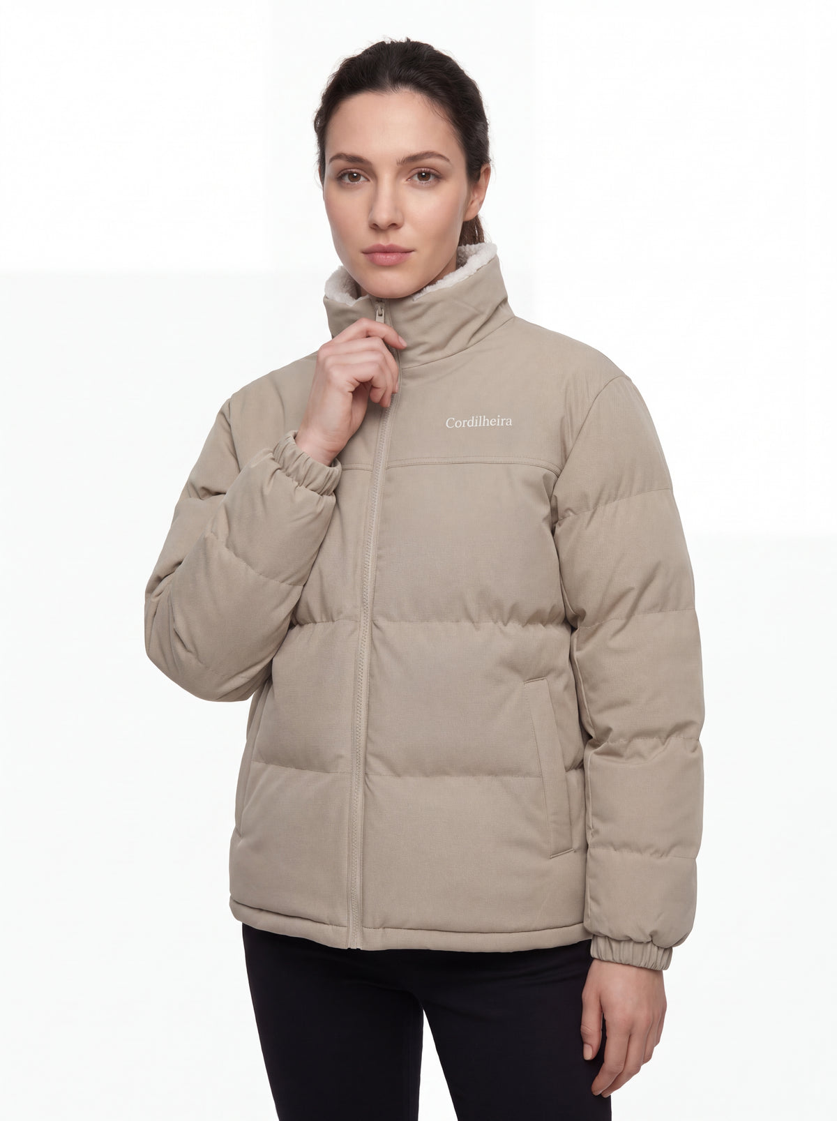 Mulher posando com Jaqueta Puffer FrostLayer Dupla Face Feminina, Roupa da Marca Cordilheira com Boa qualidade e uso Confiável para frio, viagem e outdoor.