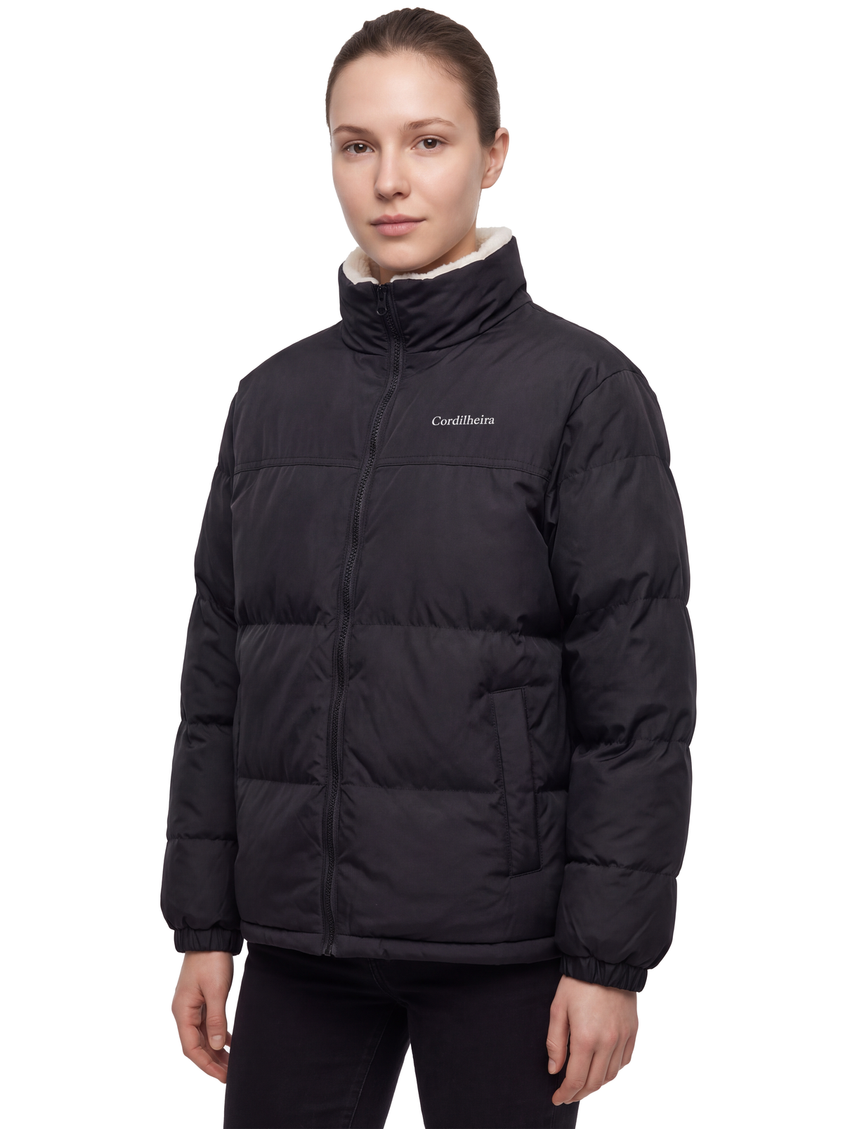 Jaqueta Puffer FrostLayer Dupla Face Feminina em apresentação de produto, Roupa da Marca Cordilheira com Boa versatilidade e proteção Confiável.
