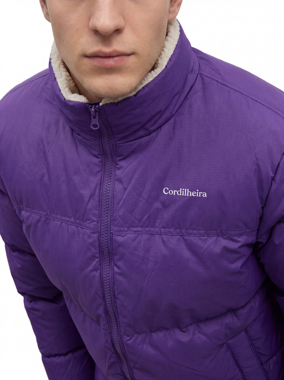 Detalhes e logo da Jaqueta Puffer FrostLayer Dupla Face Masculina, Roupa da Marca Cordilheira com Boa qualidade e acabamento Confiável.