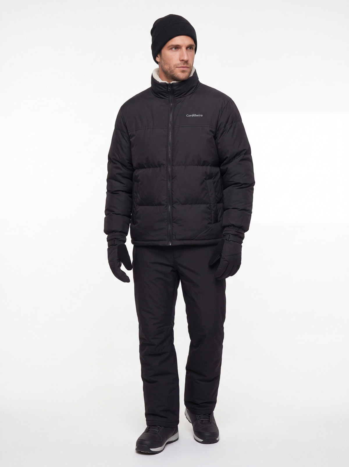 Modelo usando Jaqueta Puffer FrostLayer Dupla Face Masculina fechada em 4K, Roupa da Marca Cordilheira com Boa resistência Confiável para frio intenso.