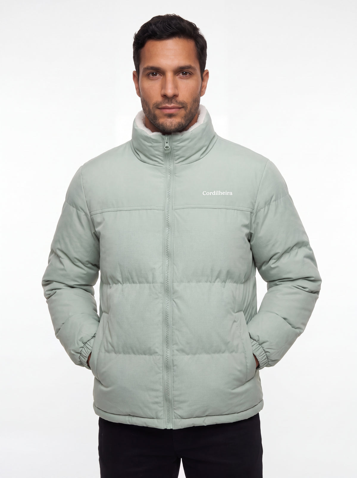 Modelo usando Jaqueta Puffer FrostLayer Dupla Face Masculina fechada, Roupa da Marca Cordilheira com Boa resistência e proteção Confiável para frio intenso.