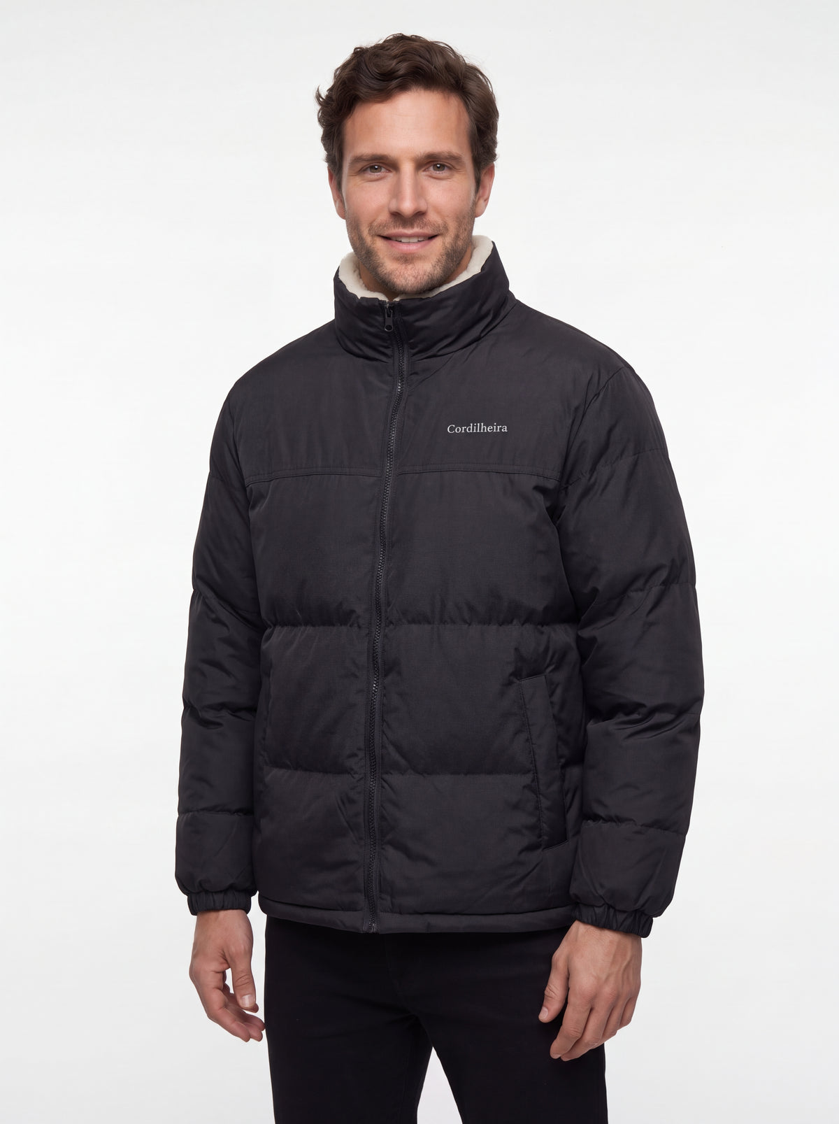 Jaqueta Puffer FrostLayer Dupla Face Masculina fechada em pose frontal, Roupa da Marca Cordilheira com Boa proteção e resistência Confiável para frio.