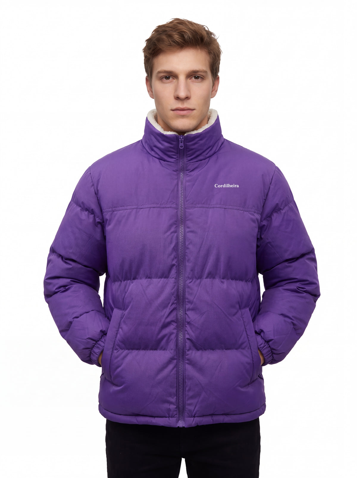 Modelo posando com Jaqueta Puffer FrostLayer Dupla Face Masculina fechada, Roupa da Marca Cordilheira com Boa proteção Confiável para frio intenso.
