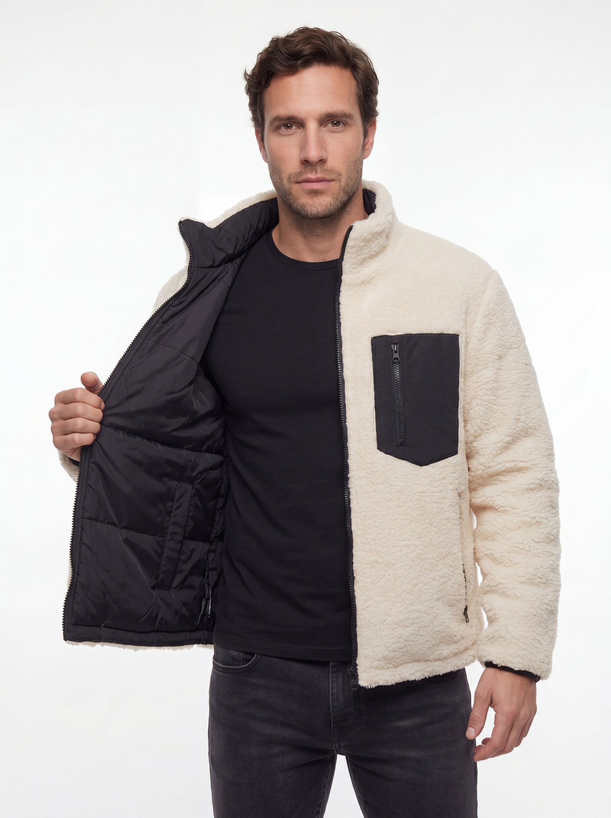 Modelo mostrando o forro da Jaqueta Puffer FrostLayer Dupla Face Masculina, Roupa da Marca Cordilheira com Boa versatilidade e conforto Confiável para frio.