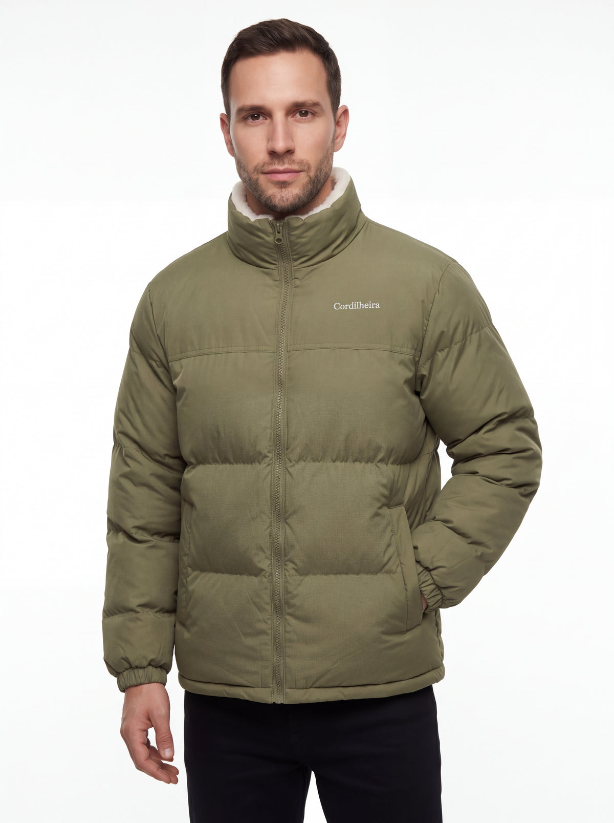 Jaqueta Puffer FrostLayer Dupla Face Masculina fechada em pose frontal, Roupa da Marca Cordilheira com Boa proteção e apresentação Confiável.