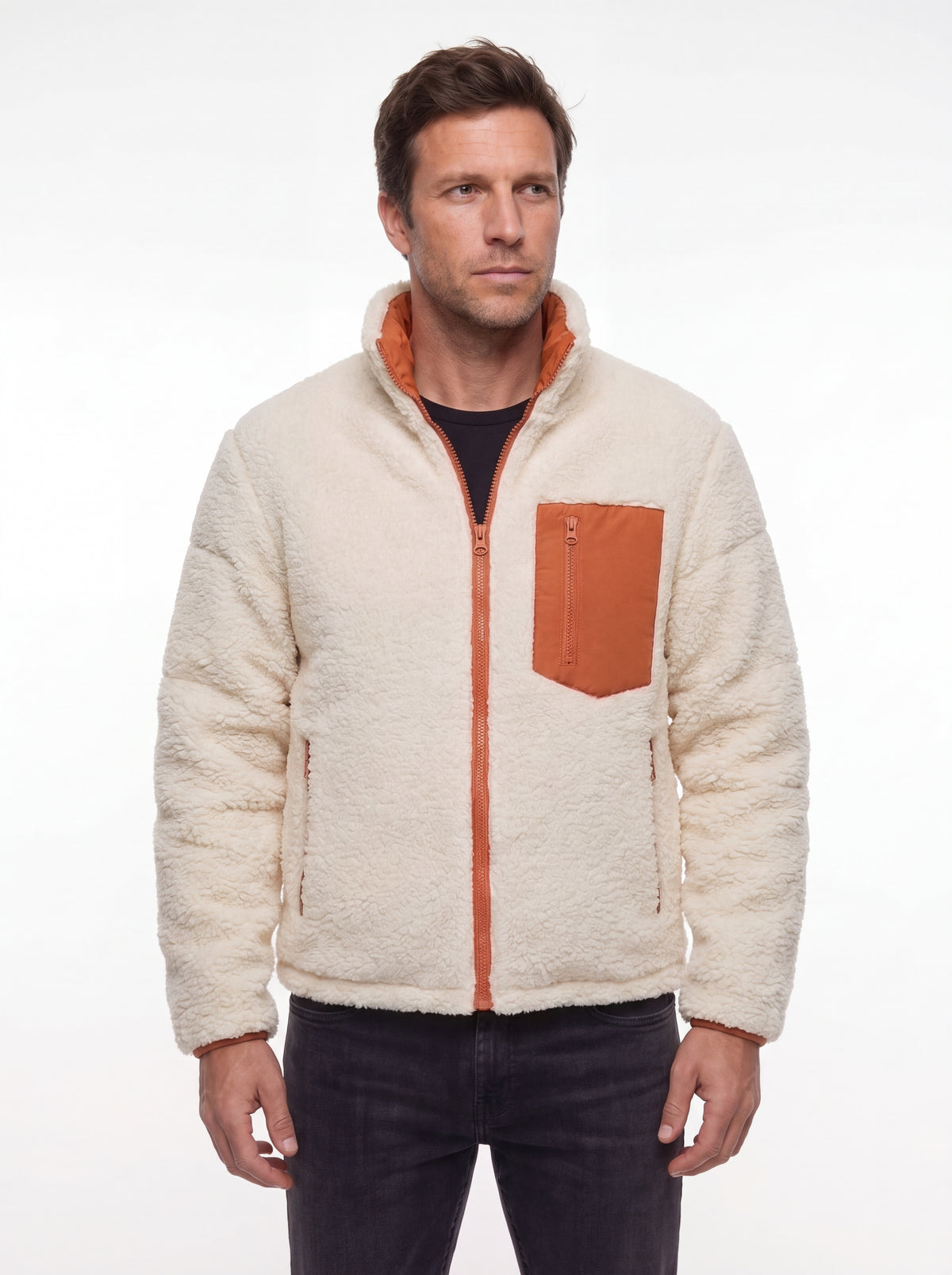 Modelo com Jaqueta Puffer FrostLayer Dupla Face Masculina em fundo branco, Roupa da Marca Cordilheira com Boa qualidade e apresentação Confiável para produto.